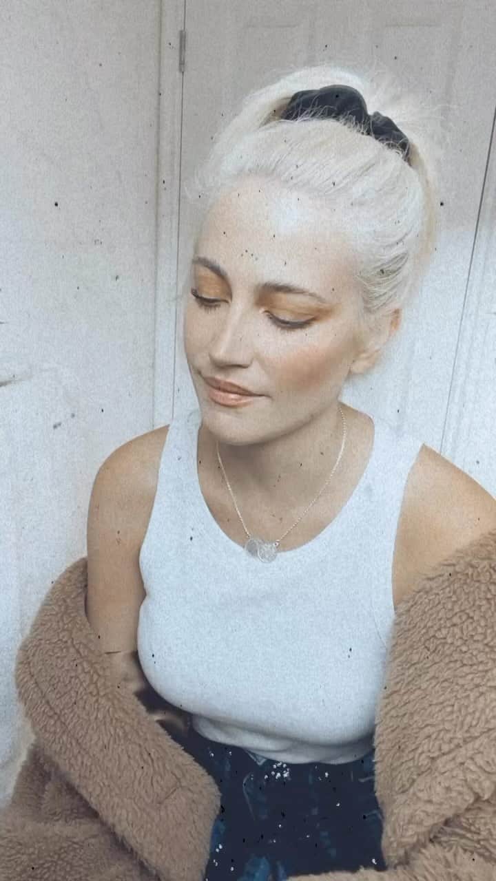 ピクシー・ロットのインスタグラム：「☁️☁️☁️☁️」