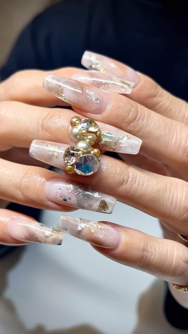 山名未紗のインスタグラム：「やっぱりアクリル素敵💛 @luxbox.group   使用カラー @lb.acrylic   @nailpartner  @naillabojp_harajuku  にて購入可能✨」