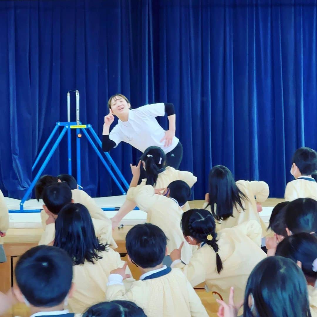 鶴見虹子のインスタグラム：「.  幼稚園にて、みんなで体操とダンスしました🤩  みんな可愛かった🥰  #体操 #ダンス #幼稚園 #お楽しみ会」