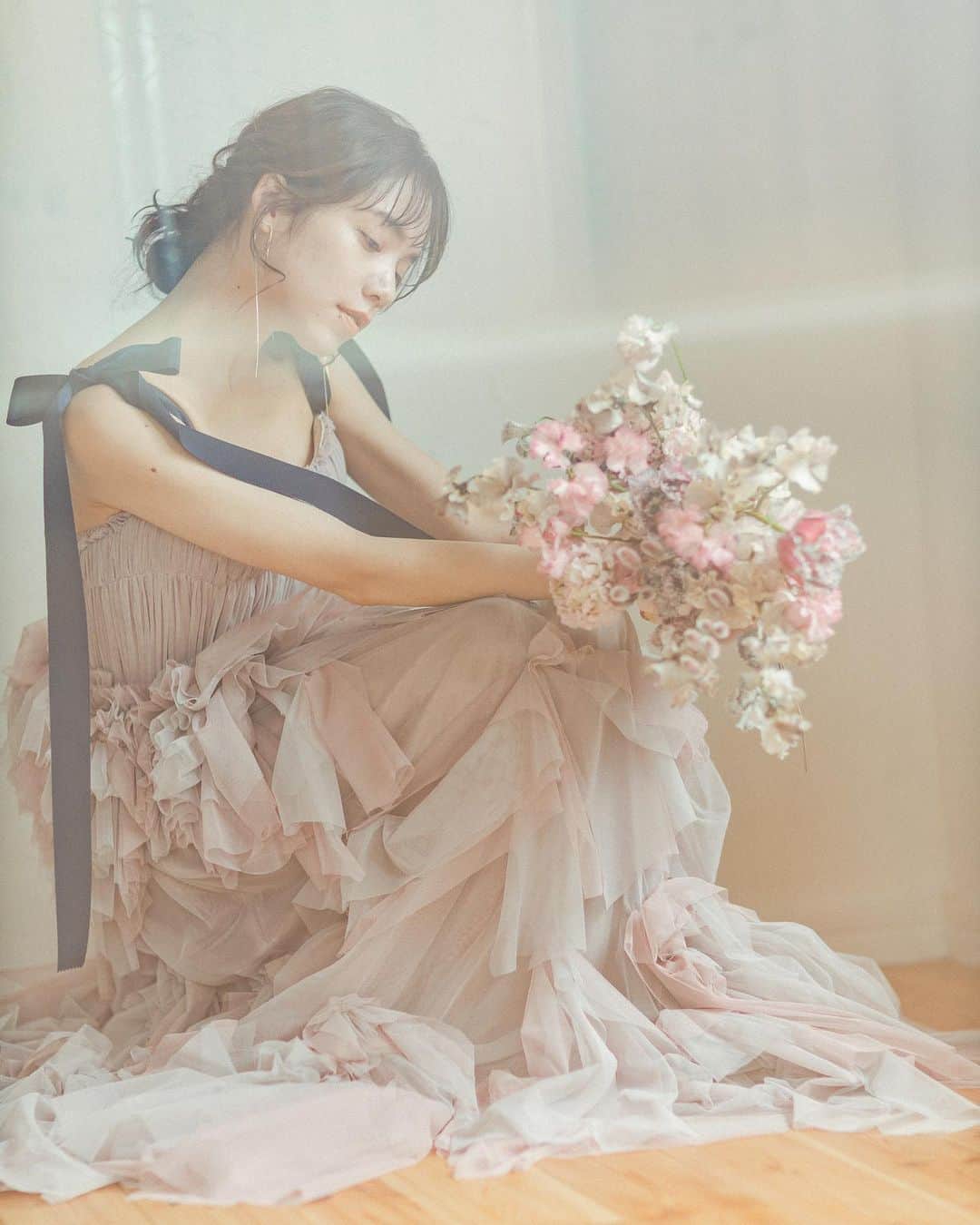 ボートメア・ジュリ・雪花のインスタグラム：「. @soi.tokyo   direction @ayana__0317  styling @dress.stylist.yuko  flower @scabi11  photo @mapp.photo  hairmake @saki.hairmake  assistant @06__ami__   lavender♡」