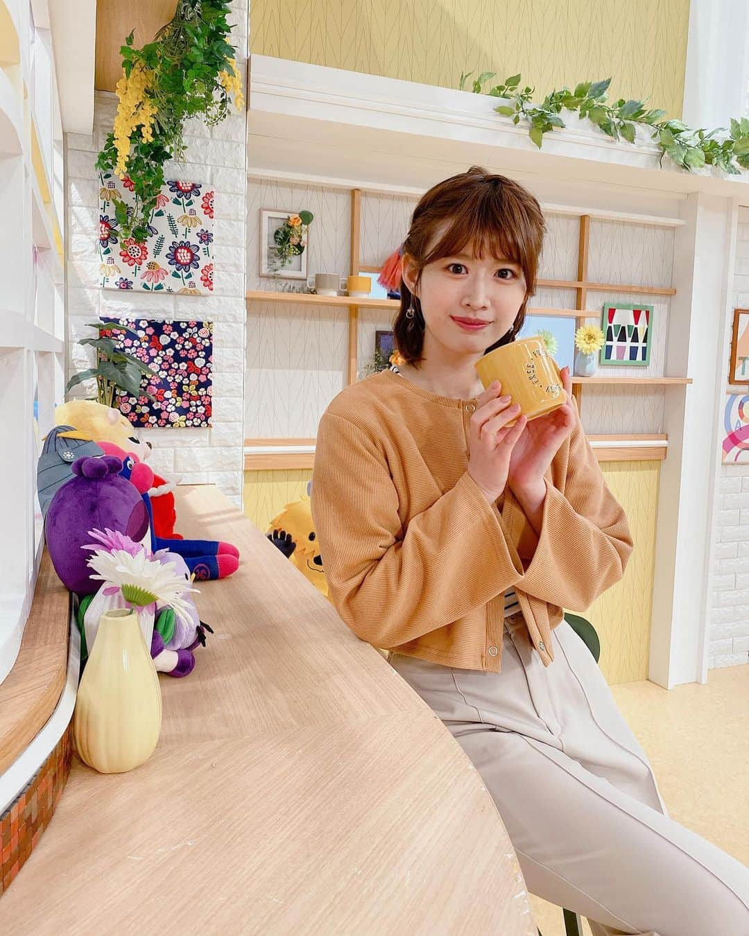 佐藤朱のインスタグラム：「☕️🧡 気温がぐんぐん上がってきていますね！ 花粉症対策にも力が入ります🥹笑 #ひるまでウォッチン #アナウンサー衣装」