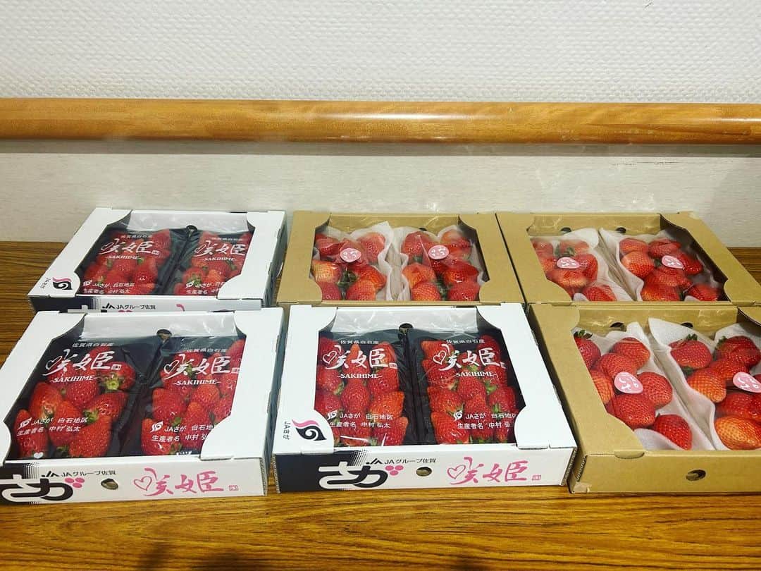 のインスタグラム：「東京文化会館でのリサイタル終わり。 早々に🎫完売頂いていたコンサート、 満員の皆様にいらして頂いてとても幸せでした。 そしてコンサート前にこんないっぱいの美味しすぎる🍓の差し入れ。 @yorozu444 さんから。 前に私がどうしても食べたくてメレンゲ の気持ちのロケで希望して伺ったお店🍧今もこうして覚えていただいてありがとうございます😭 主催者の皆様、今日聴きに来てくださった皆様、 本当にありがとうございました❤️ 今日なんとサインが足りなかったみたい！ 予想を上回る数の皆様に手に取っていただいたようでした😭 あんなに沢山書いたのに！お受け取りいただけなかった方々、申し訳ありませんでした。(お受け取りいただけなかった方、ストーリーズに郵送について書いてありますのでご確認ください) 次回からもっといっぱい描きます!🐶」