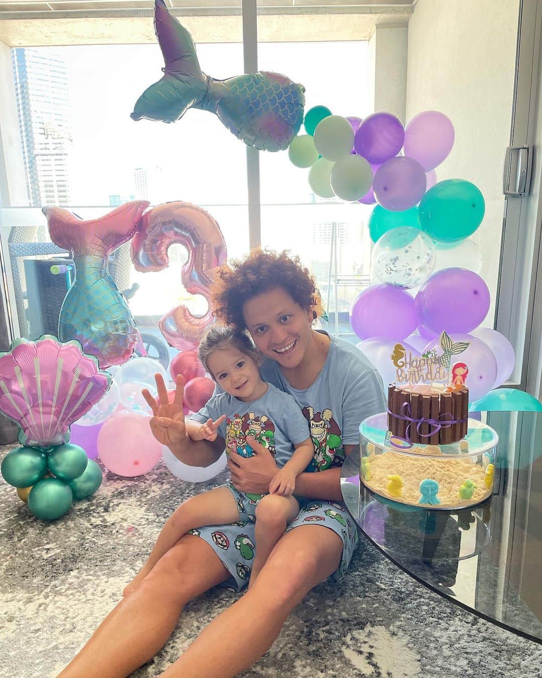 ムスタファ・アミニのインスタグラム：「Happy 3rd Birthday to my EVERYTHING daddy loves you forever! 🎂😍🧜‍♀️❤️」