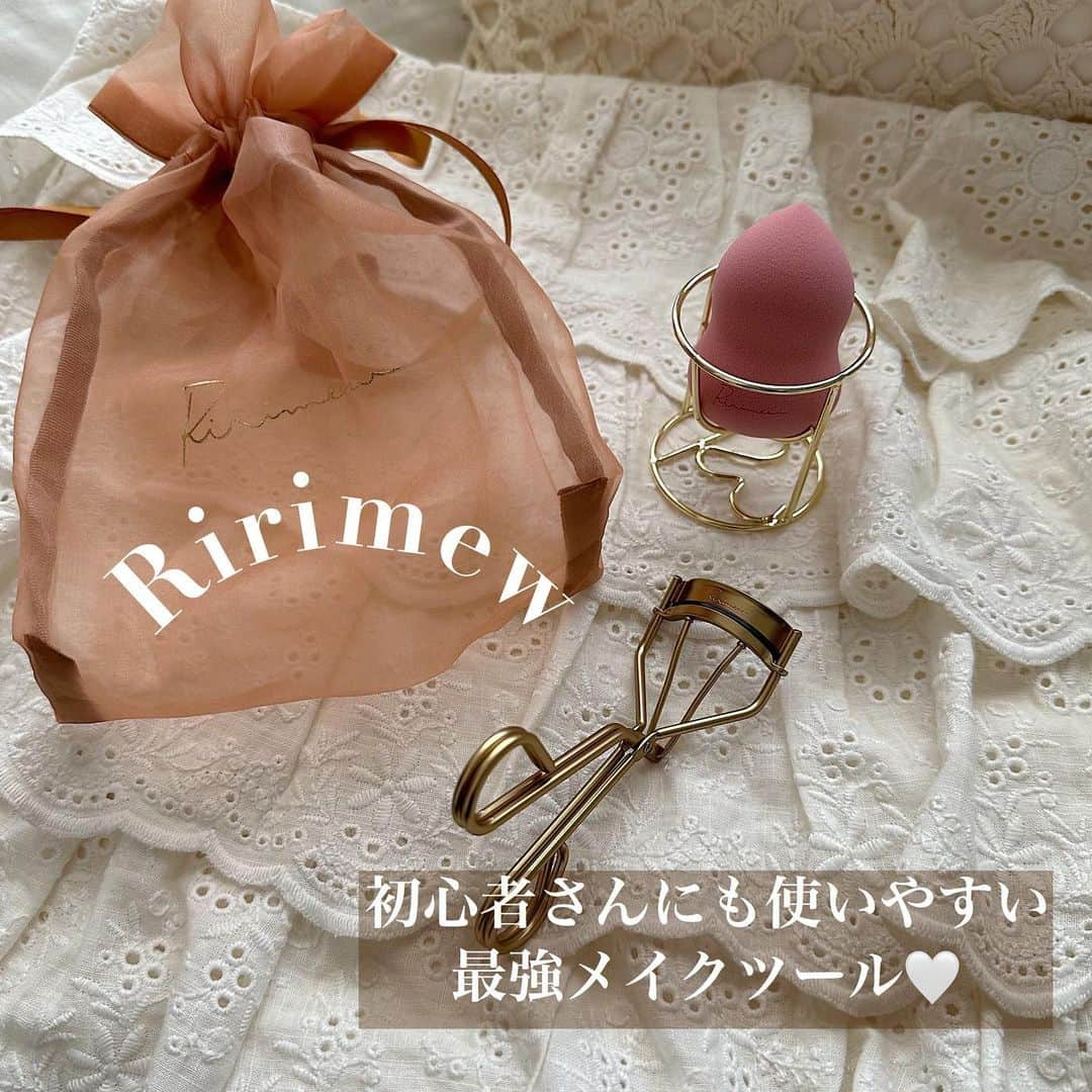 飯坂采子のインスタグラム：「楽しみにしていた @ririmew_official のメイクツールをいただけたのでレビューしていきます🎟⠀ ⠀ 一番大切なとこだから先にいうと、、、発売日が3/24〜で、公式サイト,ロフト,プラザ,@ cosmeTOKYOで発売スタートします🛒🤍⠀ ⠀ 写真1枚目上から...⠀ ・リリミュウ モチパフ ¥990(税込)⠀ <ドライ・ウェット両用>⠀ ✔️ナチュラルなベースつくりを意識しているなら、絶対に外せないツールがパフだと思います。ムラがなくなるしベースを薄づきにしてくれるし、リリミュウのは立体タイプで持ちやすくて先端部分は細かいところまで使いやすいです！⠀ 夏場に使うならウェット使用もできるタイプだから、軽く水を含ませてしっかり水気をとってから使用すると、夏の熱った肌も気持ちいいし密着度が上がってヨレづらくなります。⠀ スポンジのカラーがピンクってところも可愛いし、よくよく見るとRirimewのロゴ入りです。⠀ ・リリミュウ パフスタンド ¥770(税込)⠀ ✔️見た目がもう可愛いのはそうだけど、スタンドの底がRになっているのも細かい部分までの拘りが🫢！使用後のパフって置き場に正直困る。でも綺麗に保管していないと細菌が繁殖して肌荒れの原因にもなります。スタンドがあれば通気性がいいから乾燥させるのもラクでいいし、いつでも綺麗な状態を維持できるし無くしやすい方とかも無くならなくて安心🌷⠀ ・リリミュウ アイラッシュカーラー ¥1,980(税込)⠀ <替ゴム付>⠀ ✔️ダブルバンドル設計で持ちやすくて、支柱があたらないタイプだから、まつげの根元から簡単に綺麗なカールがつくれちゃいました🤍！しっかりフィットで目頭〜目尻までまつげを逃さないです。そして替ゴムが１つ付属されているのも嬉しいポイント！⠀ ⠀ メイクツールを使いやすいものを選ぶことで、初心者さんでも簡単にメイクのクオリティーが上がるし、何よりプチプラで試せるのは本当にいいと思うので要チェック🥰⠀ ⠀ #Ririmew#PR#リリミュウ#新作コスメ#コスメレポ#メイクツール#アイラッシュカーラー#モチパフ#パフスタンド#あや_コスメ」