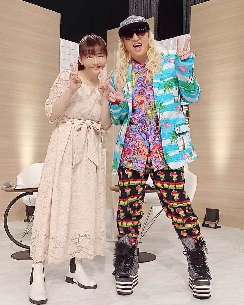 のインスタグラム：「歌ってきました🌸 トークも楽しかったし歌もお客様の前で歌えて最高に楽しかったです🌸 trfのDJKOOちゃんと久々会えて息子も抱っこしてくれて嬉しかったです🌸 ありがとうこーちゃん🌸 #trf  #djkooちゃん　#nhk  #華原朋美」