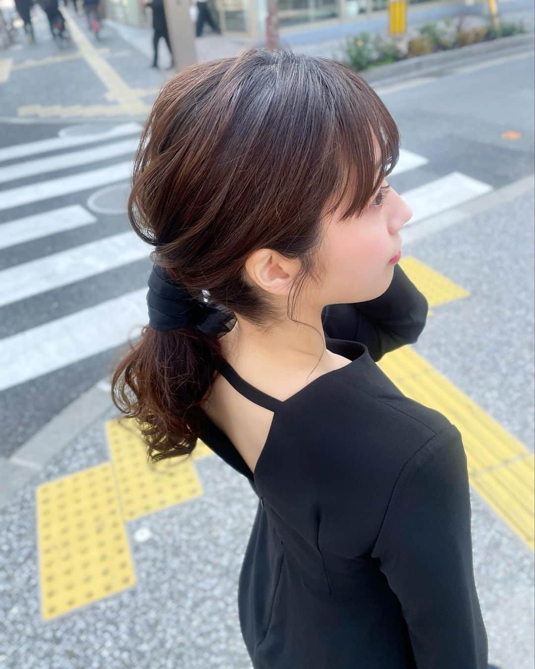 YUMIのインスタグラム：「. 今日の撮影のオフショット🫡  お昼ご飯に向かってる途中で ヘアメイクのもえちゃんが撮ってくれた✨😊  この前、アビスパの応援に行った時の 私がやった前髪と比べてみて🤣 やっぱりプロはすごいよね〜🥹  もえちゃんに教えてもらったから 自分でもできるように練習する🥺💓  #撮影#ワンピース#福岡観光#福岡グルメ #アパレル撮影#スチール撮影#コーディネート #作品撮り#ポトレ#スタジオ撮影#ヘアメイク #ヘアアレンジ#ヘアスタイル#ブライダルヘア」