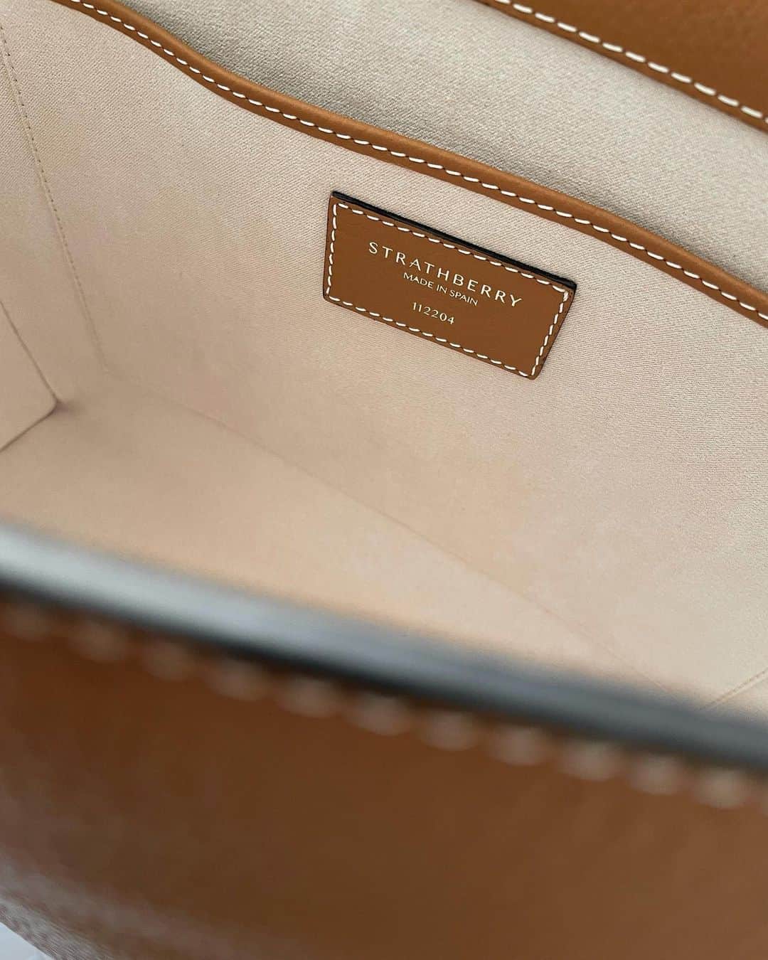大野愛友佳のインスタグラム：「PCを持ち歩く時の、お仕事bag👜  @strathberry  thankyou❤︎  ステッチが可愛い✨ お仕事bagの中身をYouTubeで撮りました。」