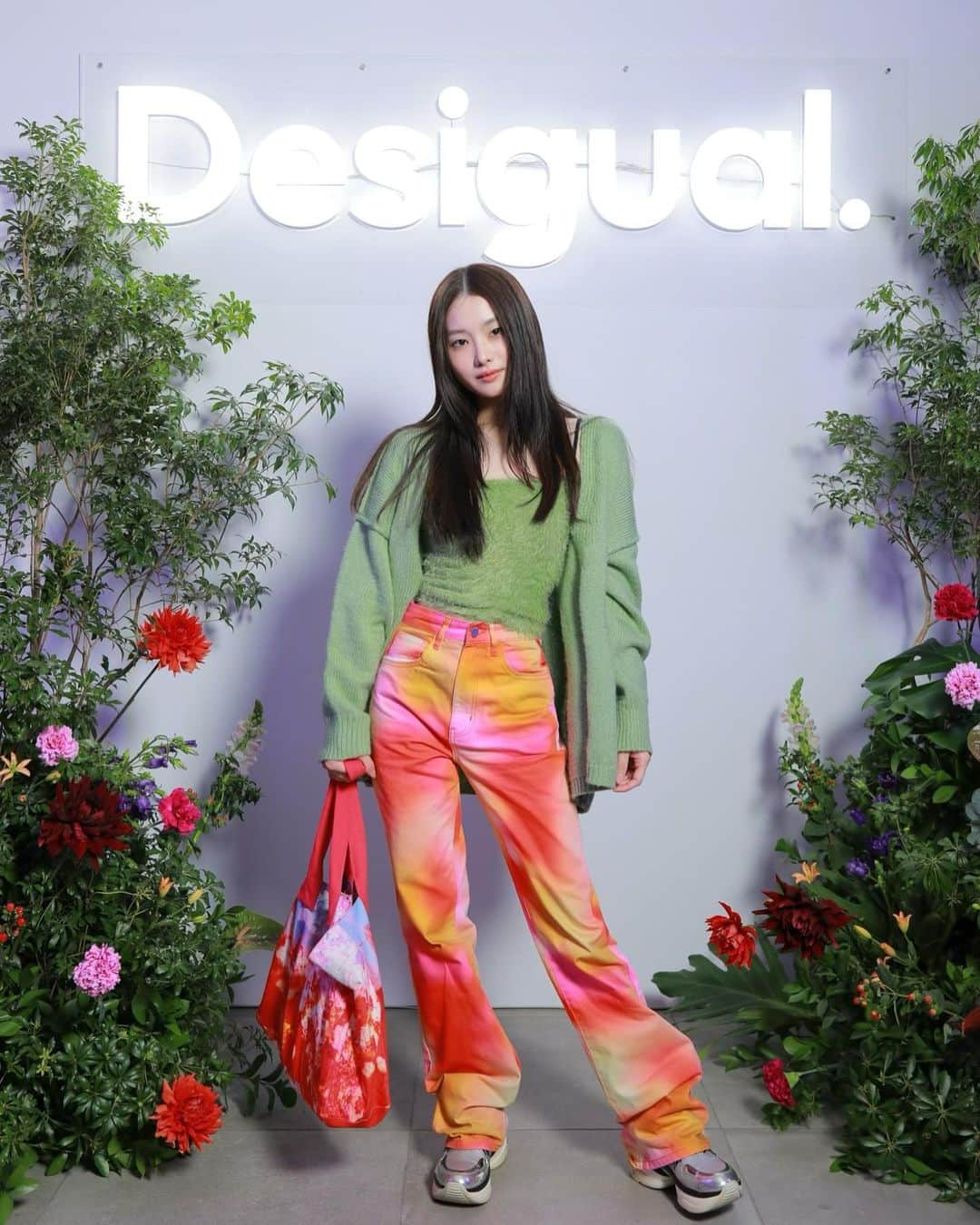 のインスタグラム：「Desigualと蜷川実花さんがディレクションする  M / mika ninagawaの 初コラボレコレクション ローンチパーティへ参加しました🌹  @rina_shirai thank you🤍」