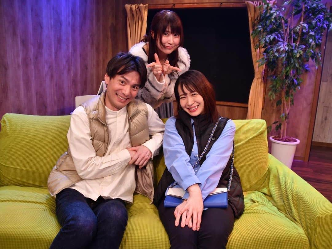 原奈津子さんのインスタグラム写真 - (原奈津子Instagram)「初の主演舞台テイクミーホーム無事に千秋楽を終えて1週間経ちました！！笑  9年ぶりの舞台で、主演と言う形で出演させて頂くとお話を聞き本当に私で大丈夫かな？と言う不安とセリフ覚えれるかな？と言う不安がまず来ましたが←笑 なかなか舞台に出る機会もなくここまで来たので主演で立てる機会も今後あるか分からなかったので（実は最初悩んでいましたが）是非と参加させて頂きました✨  分からない事だらけで顔合わせで本読みする事も、場当たりはメイクをして本番と同じ状態でやる事も知らず、メイク道具持たずすっぴんで小屋入りするなどご心配おかけした事も多かったですが←  そして普段の声優のお仕事のアフレコや朗読劇とは表現や見せ方が結構違い最初は慣れるのに苦労しました。。。 1番は目でのお芝居が、朗読だと半分以上ステージに向かって表現したり、場所以外の動きは自由だったのですが、お芝居では決められた動線や動きがあるシーンもあり、対相手なのでより目線一つや、動き一つで意味が生まれてしまったり相手を見過ぎても顔が隠れすぎてしまったりとあんばいになれるまで苦労しました！  決められた場所に動くための気持ちの逆算がこんなに大変なのかと！！  でも周りの出演者さんが舞台経験豊富な皆さんが多かったので稽古のたびに沢山学ばせて頂きました。  演出の鶴深さんも優しいけど的確なアドバイスを毎回頂いたので、練習動画録画したものをお風呂で見ながら言われた事をなるほどな〜と思いまた稽古に行くの繰り返しでした！笑  前半のコメディーシーンはテンポ感がとにかく大切だったので詰まったら終わるぞ〜とこわばって練習してたんですが、段々何かあっても周りがフォローしてくれるっしょ！ と段々楽しく出来るようになりました←  後半のシーンでは別れを受け入れられない所から、決意して前を向くまでの流れが感情が忙してく。。 そのシーンをひたすらやる稽古日の日は泣きすぎて心が放心状態で結構家に帰っても引きずりました←  でも最後の方のシーンは特に時間たっぷり使ってイメージの中や想像じゃなくて、ユキをしっかり感じたり心が動くまでセリフ喋らなくて良いから！と言って頂けて気持ちの整理もしやすくとても春香として言葉を発しやすくなりました。（そこまで結構悩んで相談してました）  私が演じた松下春香と言う女の子が、台本で読んだ時より皆さんと一緒にお稽古していく中でどんどん個性が出てきて色が増えてきてこれは何度も一緒にやっていく中で生まれて行くものなんだ！楽しい！！！！ と凄く思いました。  このご時世なので盛大に飲み〜はできなかったですが、稽古終わった後に稽古部屋で1杯やれる時間が祝福でした！  結構最初の方はしっかりもの感出しちゃうというか猫かぶる癖がある原だけど← そんな猫を被る余裕が全然無かったので、むしろ思った事も言えたし皆さん打ち解けやすくて楽しかった〜。  関わってくださったカンパニーの皆様、スタッフの皆様、差し入れなど沢山下さったり見にも来て下さった事務所の方々、お花を下さった関係者の皆様も嬉しいお言葉を沢山頂けたので私1人の力じゃまったく無いですが舞台チャレンジして本当に良かったな〜と思いました。 知り合いも見にきてくれてSNSで感想聞いてくれていたり、いつも応援してくれている皆様も、お花や差し入れくれたり、皆さんの感想もエゴサしまくっていつも凄い励みしていました！何度も足を運んでくれたり、遠方からかけつけてくれたり、沢山ご来場本当にありがとうございました。  そして！応援ブロマイドも沢山ありがとう！ チェキも枯らしてくださいってお願いしたらちゃんと枯らしてくれる皆尊い🥺 皆さんあっての原奈津子です。。。  次の日収録でお尻つって5分くらい立てなかったの今でも不思議現象←  そんな舞台テイクミーホームがDVDとBlu-rayで発売します！ Blu-rayのが画質が良いそうです。 予約は15日までです！宜しくお願いします✨ （URLはれない？詳しくはTwitterで！！笑）」3月7日 22時14分 - haranatsuko0706