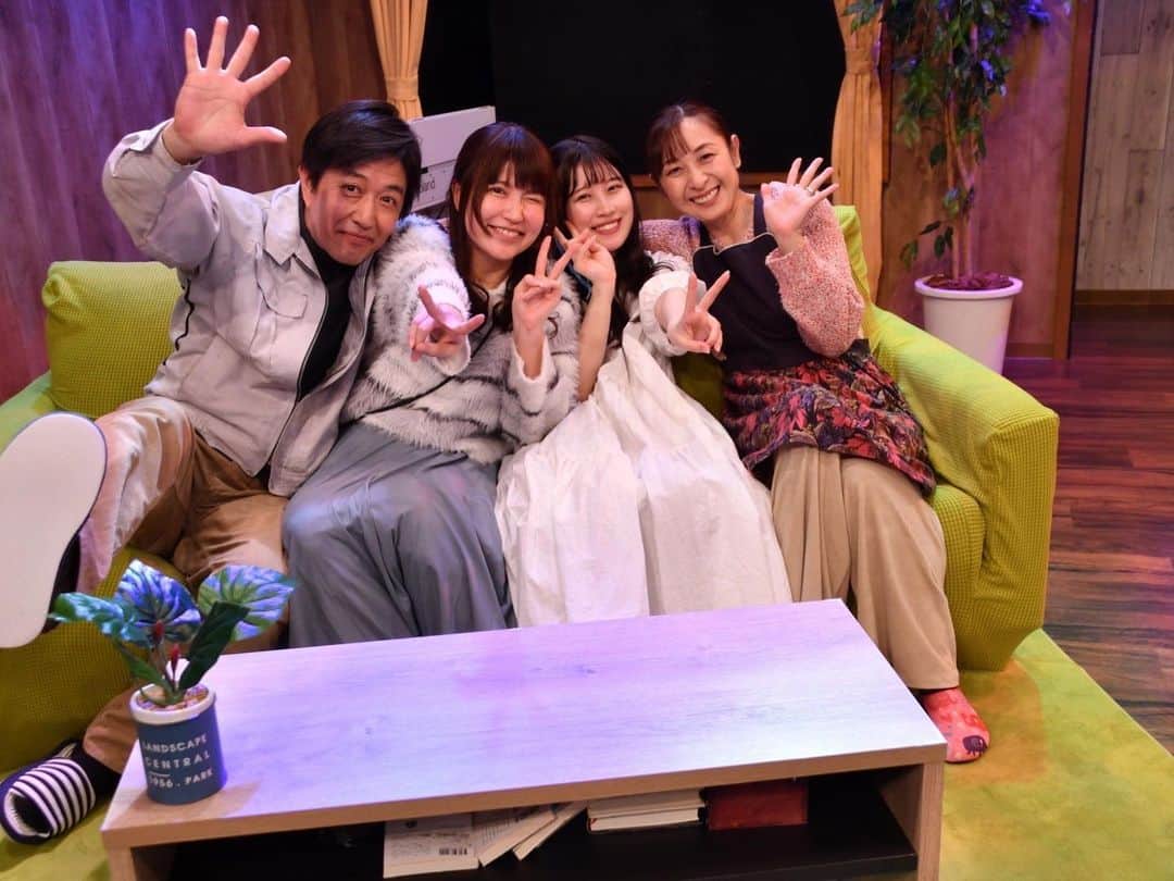 原奈津子のインスタグラム：「初の主演舞台テイクミーホーム無事に千秋楽を終えて1週間経ちました！！笑  9年ぶりの舞台で、主演と言う形で出演させて頂くとお話を聞き本当に私で大丈夫かな？と言う不安とセリフ覚えれるかな？と言う不安がまず来ましたが←笑 なかなか舞台に出る機会もなくここまで来たので主演で立てる機会も今後あるか分からなかったので（実は最初悩んでいましたが）是非と参加させて頂きました✨  分からない事だらけで顔合わせで本読みする事も、場当たりはメイクをして本番と同じ状態でやる事も知らず、メイク道具持たずすっぴんで小屋入りするなどご心配おかけした事も多かったですが←  そして普段の声優のお仕事のアフレコや朗読劇とは表現や見せ方が結構違い最初は慣れるのに苦労しました。。。 1番は目でのお芝居が、朗読だと半分以上ステージに向かって表現したり、場所以外の動きは自由だったのですが、お芝居では決められた動線や動きがあるシーンもあり、対相手なのでより目線一つや、動き一つで意味が生まれてしまったり相手を見過ぎても顔が隠れすぎてしまったりとあんばいになれるまで苦労しました！  決められた場所に動くための気持ちの逆算がこんなに大変なのかと！！  でも周りの出演者さんが舞台経験豊富な皆さんが多かったので稽古のたびに沢山学ばせて頂きました。  演出の鶴深さんも優しいけど的確なアドバイスを毎回頂いたので、練習動画録画したものをお風呂で見ながら言われた事をなるほどな〜と思いまた稽古に行くの繰り返しでした！笑  前半のコメディーシーンはテンポ感がとにかく大切だったので詰まったら終わるぞ〜とこわばって練習してたんですが、段々何かあっても周りがフォローしてくれるっしょ！ と段々楽しく出来るようになりました←  後半のシーンでは別れを受け入れられない所から、決意して前を向くまでの流れが感情が忙してく。。 そのシーンをひたすらやる稽古日の日は泣きすぎて心が放心状態で結構家に帰っても引きずりました←  でも最後の方のシーンは特に時間たっぷり使ってイメージの中や想像じゃなくて、ユキをしっかり感じたり心が動くまでセリフ喋らなくて良いから！と言って頂けて気持ちの整理もしやすくとても春香として言葉を発しやすくなりました。（そこまで結構悩んで相談してました）  私が演じた松下春香と言う女の子が、台本で読んだ時より皆さんと一緒にお稽古していく中でどんどん個性が出てきて色が増えてきてこれは何度も一緒にやっていく中で生まれて行くものなんだ！楽しい！！！！ と凄く思いました。  このご時世なので盛大に飲み〜はできなかったですが、稽古終わった後に稽古部屋で1杯やれる時間が祝福でした！  結構最初の方はしっかりもの感出しちゃうというか猫かぶる癖がある原だけど← そんな猫を被る余裕が全然無かったので、むしろ思った事も言えたし皆さん打ち解けやすくて楽しかった〜。  関わってくださったカンパニーの皆様、スタッフの皆様、差し入れなど沢山下さったり見にも来て下さった事務所の方々、お花を下さった関係者の皆様も嬉しいお言葉を沢山頂けたので私1人の力じゃまったく無いですが舞台チャレンジして本当に良かったな〜と思いました。 知り合いも見にきてくれてSNSで感想聞いてくれていたり、いつも応援してくれている皆様も、お花や差し入れくれたり、皆さんの感想もエゴサしまくっていつも凄い励みしていました！何度も足を運んでくれたり、遠方からかけつけてくれたり、沢山ご来場本当にありがとうございました。  そして！応援ブロマイドも沢山ありがとう！ チェキも枯らしてくださいってお願いしたらちゃんと枯らしてくれる皆尊い🥺 皆さんあっての原奈津子です。。。  次の日収録でお尻つって5分くらい立てなかったの今でも不思議現象←  そんな舞台テイクミーホームがDVDとBlu-rayで発売します！ Blu-rayのが画質が良いそうです。 予約は15日までです！宜しくお願いします✨ （URLはれない？詳しくはTwitterで！！笑）」