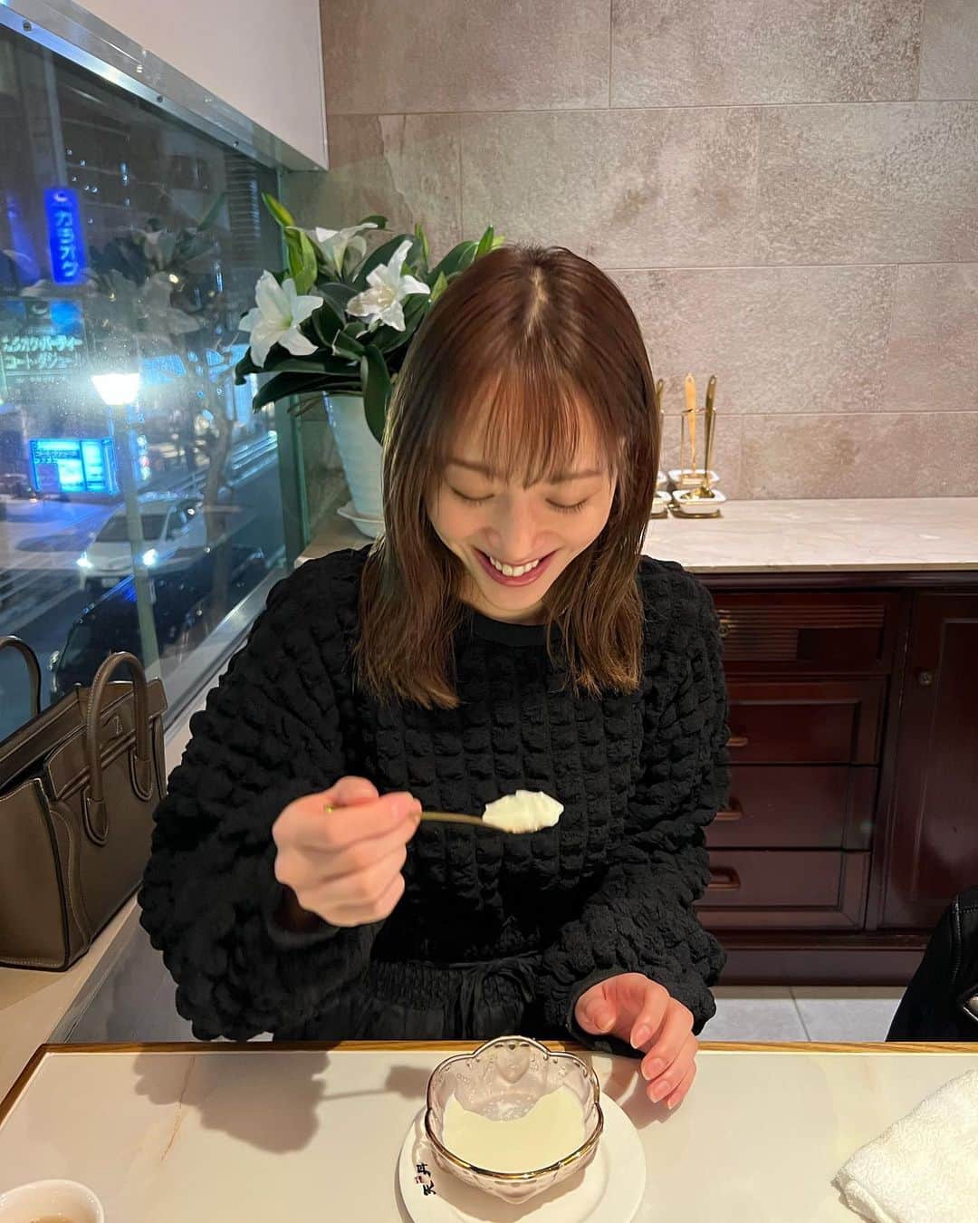 神部美咲のインスタグラム：「使いこなし方がわからないスプーンで 杏仁豆腐頂きました🙇‍♀️😋」