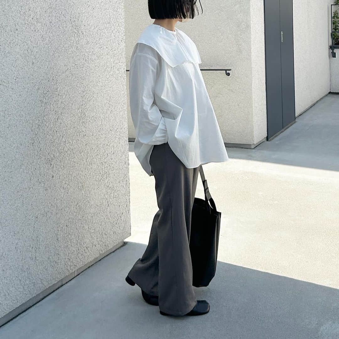 tarouのインスタグラム：「いっぱい撮ってくれたから色んな画角の私。🙋🏻‪´-   カフェとか行ったところとか 隠し撮りショットも😶笑  何枚目が好きですか💭💭   このブラウス届いたばっかりなんだけど 16日からZOZOTOWNオープンするんだって😚🫧  黒も可愛かった💭 気になる人お揃いしましょ🤍   tops： @manof_official  pants： @irohani.official  bag： @clane_official  shoes： @crieconforto_official      #春コーデ #ゆるコーデ #カジュアルコーデ  #パンツコーデ #ブラウスコーデ #春服  #低身長コーデ #154cmコーデ #骨格ストレート」