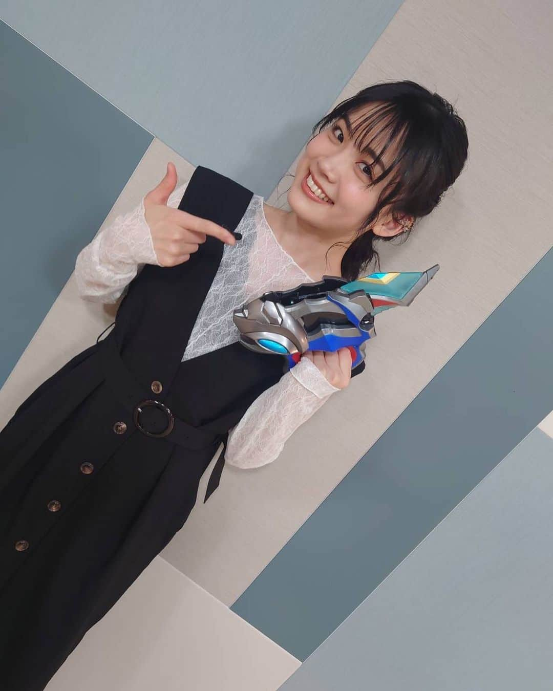 加弥乃のインスタグラム：「私服での変身は初でした💙😂  #尊哉の部屋  #ウルトラマンデッカー」