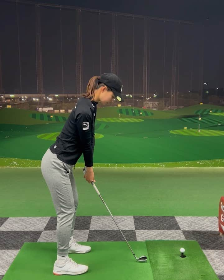 阿部桃子のインスタグラム：「8I🏌️‍♀️  テーマ: 「右脚を上に蹴る」 私はダウンスイングで右脚が内側に入りやすかったので、内側に入れずに真上に蹴るくらいのイメージで打ってます🫡  #golf #golfswing #ゴルフ #ゴルフスイング #スイング動画 #ゴルフスイング動画 #ゴルフ女子 #puma」