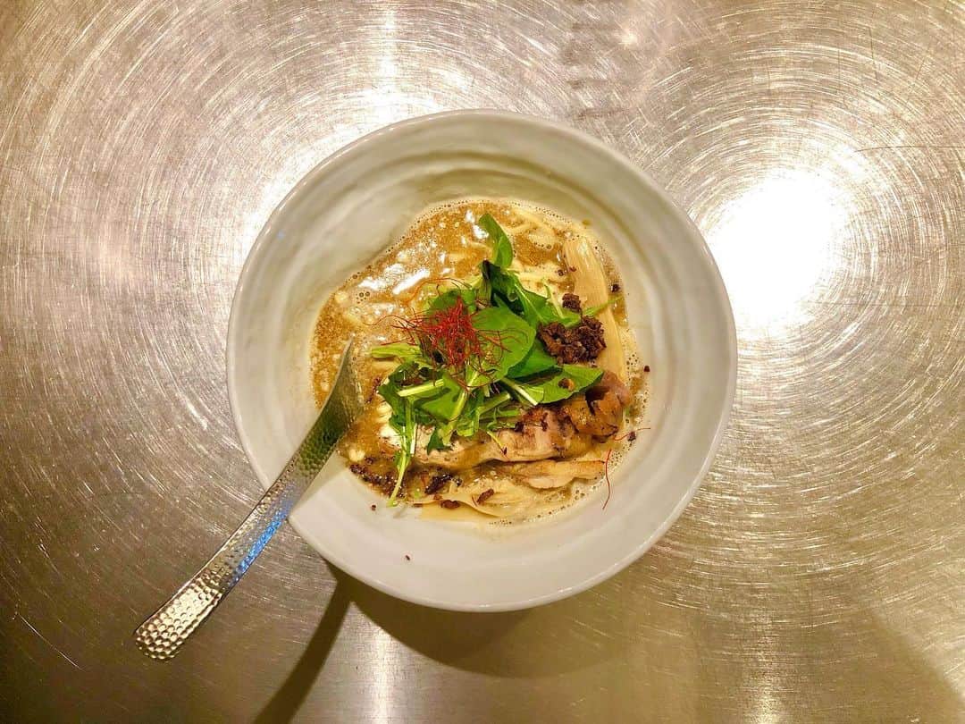 石井脩平さんのインスタグラム写真 - (石井脩平Instagram)「⛳️🍛🍜 【グリーンカレーソバ】 BASSANOVA（バサノバ）＠新代田 　 　 みんな大好きバサノバのグリーンカレーソバ。 あかん…もう我慢できひんわ…言うて 無性に食べたなる時ありますよねぇ。 　 「グリーンカレー」と「ラーメン」という一見すると相容れなさそうな二物が見事にマッチング。 光と影と表と裏 矛盾も無く寄り添ってるよ。ですよね。 　 　 僕が新代田に入り浸ってた頃、というか家にも帰らず入り浸らしてもろてた頃、もう20年ぐらい前ですが、当時は「バサラカ」という名前で内装とかもオシャレなカフェとかBar風の感じで豚骨ラーメンのお店でした。 　 　 お隣の、現在 Daitalia（ダイタリア）さんがある所も、当時は古めかしい年季の入った喫茶店みたいなBarみたいな感じのお店やったんで、それとの対比で面白いなぁええなぁ思てたんを覚えてます。 　 　 その後、月日は経ち、いつ頃からか外壁の看板というかアルファベットの「RAKA」が外されてて「BASA」だけで結構何年もやってはって、その後「S」が1個増えて「BASSA」だけの期間がそれも結構あって、最終的に「NOVA」が追加されて、今の「BASSANOVA」になったという記憶です。 　 　 それも多分10年ぐらい前やと思うし、僕の記憶もだいぶ曖昧やけども… 新代田駅前のファミマに「いつ行っても働いてはるんちゃうか」でお馴染みの名物店員の宮崎さんが、今や店長さんになってはるらしいし、それぐらいの年月が経ってるんも頷けますけども。 　 　 環七沿いというラーメン激戦区で、そんな長年続けられてはること自体が間違いなくスゴいことやし、何よりもみんなに愛されている証拠ですよね。 言うてますけども。 　  #BASSANOVA #バサノバ #グリーンカレーソバ #豚濁和出汁ソバ 　 #新代田 #ボクらの街下北沢」3月7日 22時16分 - presidentchan141