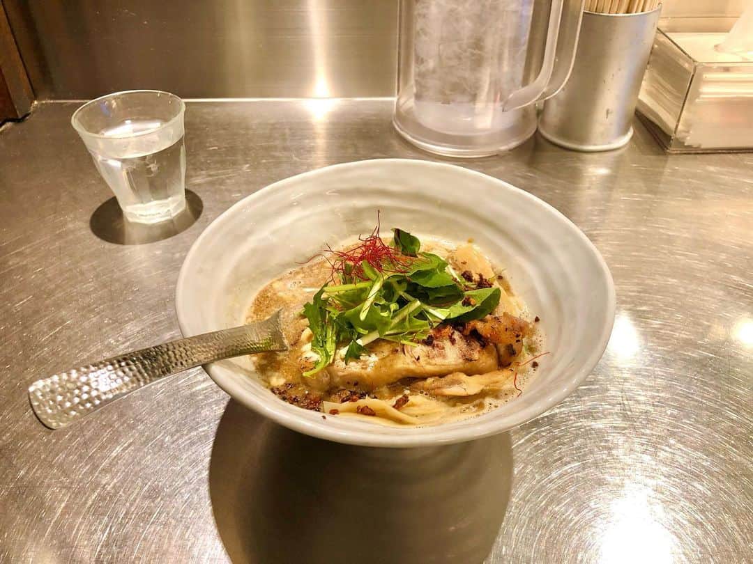石井脩平さんのインスタグラム写真 - (石井脩平Instagram)「⛳️🍛🍜 【グリーンカレーソバ】 BASSANOVA（バサノバ）＠新代田 　 　 みんな大好きバサノバのグリーンカレーソバ。 あかん…もう我慢できひんわ…言うて 無性に食べたなる時ありますよねぇ。 　 「グリーンカレー」と「ラーメン」という一見すると相容れなさそうな二物が見事にマッチング。 光と影と表と裏 矛盾も無く寄り添ってるよ。ですよね。 　 　 僕が新代田に入り浸ってた頃、というか家にも帰らず入り浸らしてもろてた頃、もう20年ぐらい前ですが、当時は「バサラカ」という名前で内装とかもオシャレなカフェとかBar風の感じで豚骨ラーメンのお店でした。 　 　 お隣の、現在 Daitalia（ダイタリア）さんがある所も、当時は古めかしい年季の入った喫茶店みたいなBarみたいな感じのお店やったんで、それとの対比で面白いなぁええなぁ思てたんを覚えてます。 　 　 その後、月日は経ち、いつ頃からか外壁の看板というかアルファベットの「RAKA」が外されてて「BASA」だけで結構何年もやってはって、その後「S」が1個増えて「BASSA」だけの期間がそれも結構あって、最終的に「NOVA」が追加されて、今の「BASSANOVA」になったという記憶です。 　 　 それも多分10年ぐらい前やと思うし、僕の記憶もだいぶ曖昧やけども… 新代田駅前のファミマに「いつ行っても働いてはるんちゃうか」でお馴染みの名物店員の宮崎さんが、今や店長さんになってはるらしいし、それぐらいの年月が経ってるんも頷けますけども。 　 　 環七沿いというラーメン激戦区で、そんな長年続けられてはること自体が間違いなくスゴいことやし、何よりもみんなに愛されている証拠ですよね。 言うてますけども。 　  #BASSANOVA #バサノバ #グリーンカレーソバ #豚濁和出汁ソバ 　 #新代田 #ボクらの街下北沢」3月7日 22時16分 - presidentchan141