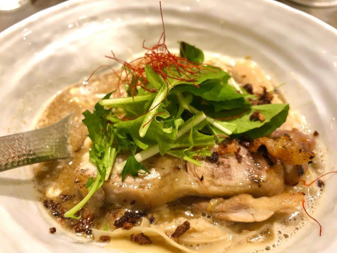 石井脩平さんのインスタグラム写真 - (石井脩平Instagram)「⛳️🍛🍜 【グリーンカレーソバ】 BASSANOVA（バサノバ）＠新代田 　 　 みんな大好きバサノバのグリーンカレーソバ。 あかん…もう我慢できひんわ…言うて 無性に食べたなる時ありますよねぇ。 　 「グリーンカレー」と「ラーメン」という一見すると相容れなさそうな二物が見事にマッチング。 光と影と表と裏 矛盾も無く寄り添ってるよ。ですよね。 　 　 僕が新代田に入り浸ってた頃、というか家にも帰らず入り浸らしてもろてた頃、もう20年ぐらい前ですが、当時は「バサラカ」という名前で内装とかもオシャレなカフェとかBar風の感じで豚骨ラーメンのお店でした。 　 　 お隣の、現在 Daitalia（ダイタリア）さんがある所も、当時は古めかしい年季の入った喫茶店みたいなBarみたいな感じのお店やったんで、それとの対比で面白いなぁええなぁ思てたんを覚えてます。 　 　 その後、月日は経ち、いつ頃からか外壁の看板というかアルファベットの「RAKA」が外されてて「BASA」だけで結構何年もやってはって、その後「S」が1個増えて「BASSA」だけの期間がそれも結構あって、最終的に「NOVA」が追加されて、今の「BASSANOVA」になったという記憶です。 　 　 それも多分10年ぐらい前やと思うし、僕の記憶もだいぶ曖昧やけども… 新代田駅前のファミマに「いつ行っても働いてはるんちゃうか」でお馴染みの名物店員の宮崎さんが、今や店長さんになってはるらしいし、それぐらいの年月が経ってるんも頷けますけども。 　 　 環七沿いというラーメン激戦区で、そんな長年続けられてはること自体が間違いなくスゴいことやし、何よりもみんなに愛されている証拠ですよね。 言うてますけども。 　  #BASSANOVA #バサノバ #グリーンカレーソバ #豚濁和出汁ソバ 　 #新代田 #ボクらの街下北沢」3月7日 22時16分 - presidentchan141