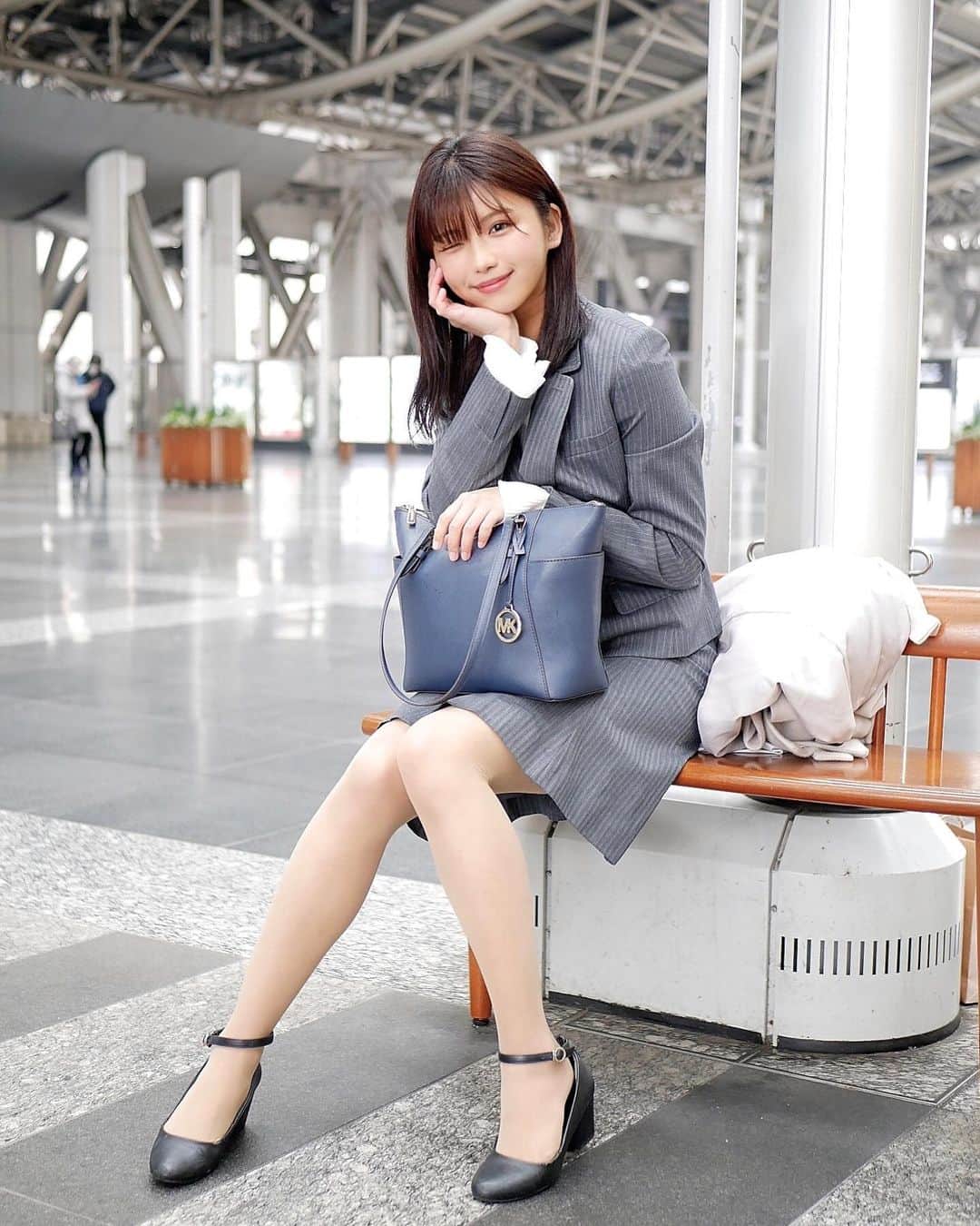 山本ゆうかのインスタグラム：「会社員👩🏻‍💼？ . . .  #スーツ女子 #スーツ #春山 #洋服の青山 #グレースーツ #カラースーツ #パンプス #マイケルコース #大阪駅」