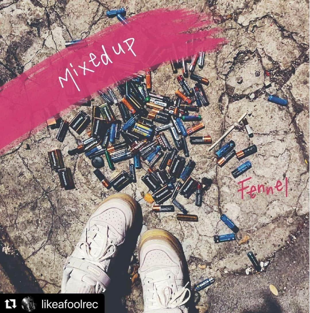 ヒロミ・ヒロヒロさんのインスタグラム写真 - (ヒロミ・ヒロヒロInstagram)「Fennel新作2nd「Mixed up」が3/29LFRから先行発売です！ 今回も私がジャケデザインしたので是非ゲットして下さい🌱 LFRのHPから予約できます！ 今回の音源もめちゃくちゃ良いものになったので早く聴いてほしいな〜  I will release Fennel's 2nd mini album "Mixed up" on March 29th at LIKE A FOOL RECORDS. You can order it from this link.  https://likeafoolrecords.ocnk.net/product/4421  Please check it out!!  ARTIST :  Fennel(フェンネル) TITLE : Mixed up LABEL : LIKE A FOOL RECORDS / LFR025 RELEASE : 2023/03/29 FORMAT : CD (限定500枚) PRICE : ¥2200(+tax)  tricotのベーシスト、ヒロミ・ヒロヒロによるソロプロジェクト”Fennel”の2ndEP。 LIKE A FOOL RECORDSから急遽リリースした2021年デビューEPは即完、その後、NENGUのKotarou Baba(Gt.)、VINCE;NTのArisa Katsu(Gt.)、CONFVSE/The Firewood Project/fam等のMasayuki Yamazaki(Dr)というメンバーでライブ活動も開始、今作はそのライブメンバーによってレコーディングされた一枚。 studio REIMEIにてcinema staff/peelingwardsのSouhei Mishimaによる録音&ミックス(先行で配信されている”M4.confess”のみ、toeのTakaaki Minoによる録音ミックス楽曲)、マスタリングはLFRお馴染みStrohorn Music Laboratory横山令。 2作目ということでよりビジョンが明白となり骨太なオルタナサウンドへ、際立つ美しいコーラスワークや寄り添うピュアな言葉やメロディー、アコースティックなバラード楽曲の説得力、前作の流れは汲みつつ圧倒的バンド感とそれぞれの楽曲の個性が増した作品になっています。 今作もヒロミ・ヒロヒロ自らジャケットデザインを担当。  FOR FANS OF: Rainer Maria、Tancred、Pohgoh、MASS OF THE FERMENTING DREGS、、、  #fennel_music #band #ヒロミヒロヒロ #soloproject」3月7日 22時26分 - hrhr522