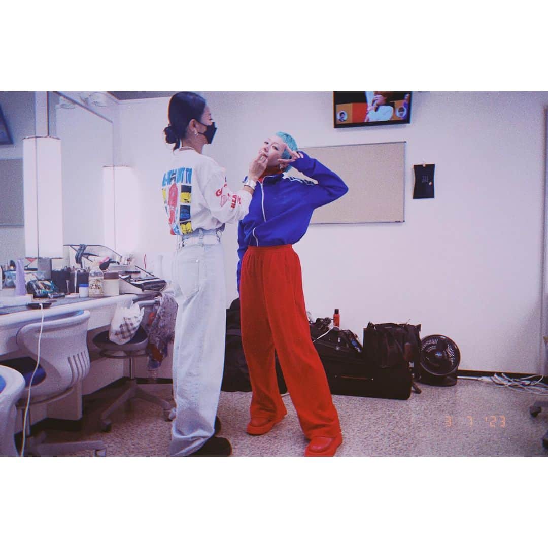 木村カエラのインスタグラム：「楽屋にて、MAGNETIC歌う前のお化粧直しの時の一幕。📷❤️‍🔥  #うたコン #NHK #ジャージイン」