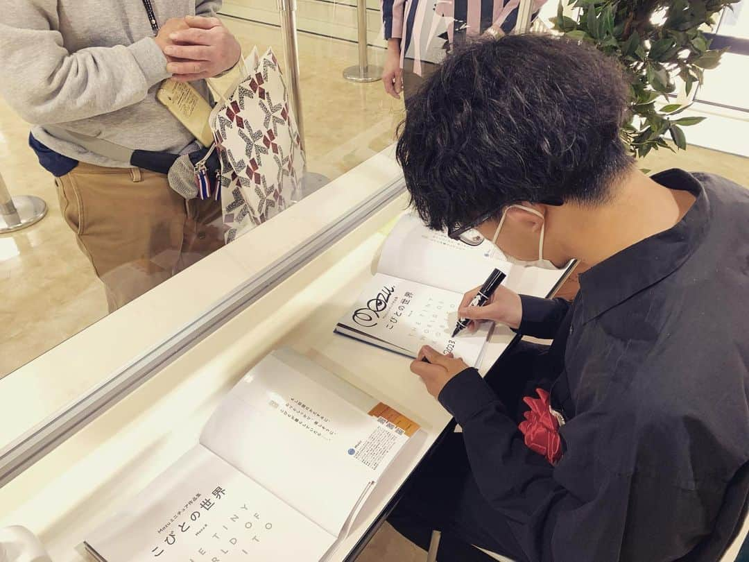 Mozuさんのインスタグラム写真 - (MozuInstagram)「#Mozu展 広島会場初日、平日にも関わらず沢山の方に来ていただけて嬉しかったです！ サイン会でも沢山の応援メッセージやお手紙などを頂きパワーをもらえました。 本当にありがとうございます。 広島会場は4/2までです！」3月7日 22時32分 - mozu_world