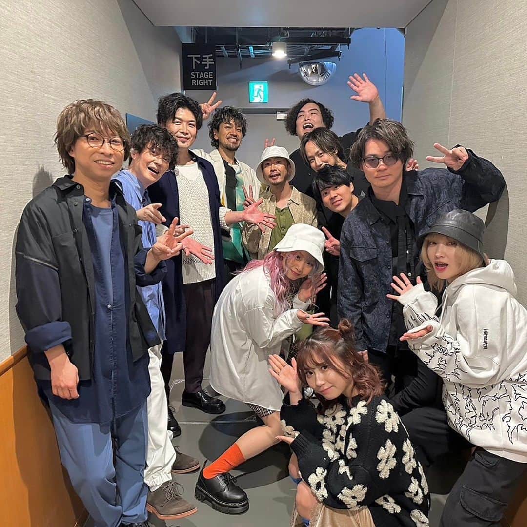 のインスタグラム：「2023.03.07 E1Room Fes @ Zepp Haneda -----  ご来場の皆さん ありがとうございました🎸⚡️  ご一緒した #センチミリメンタル さん #花冷え。さんと📸  5/2(火)から開催するツアーも 是非遊びに来てください🗾🎤 🔗wacci.jp/livetour2023/  #wacci」