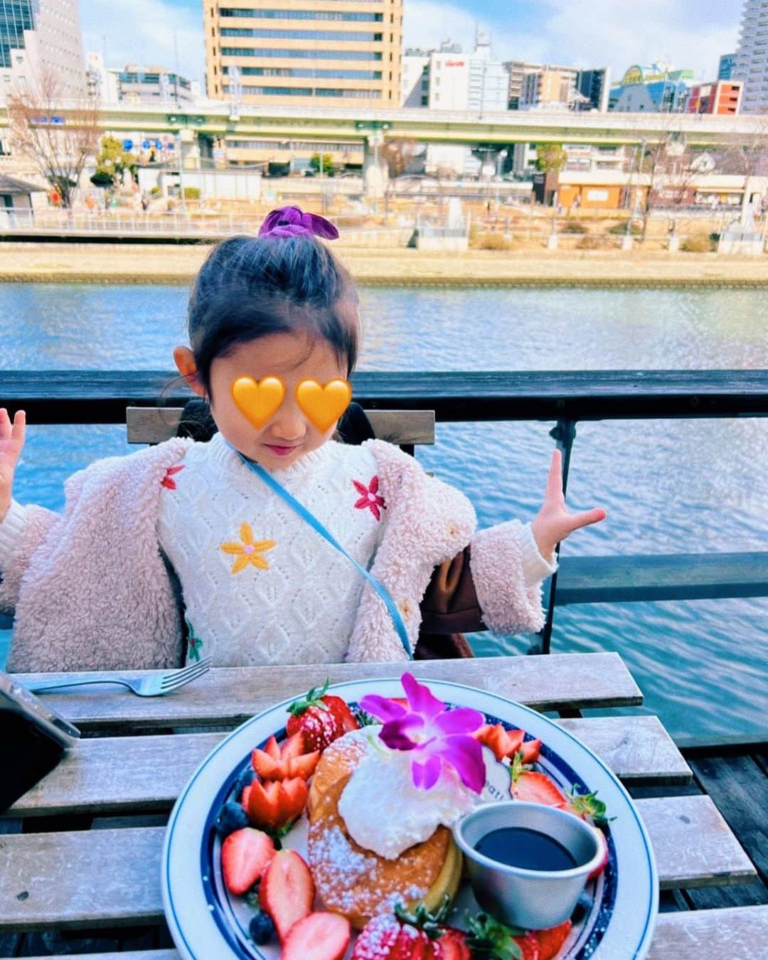 のインスタグラム：「子供っていちご好きよねー🍓  #mysweetgirl  #daughter  #momlife  #dayoff #loveyou  #女の子ママ  #3歳女の子  #大阪カフェ」