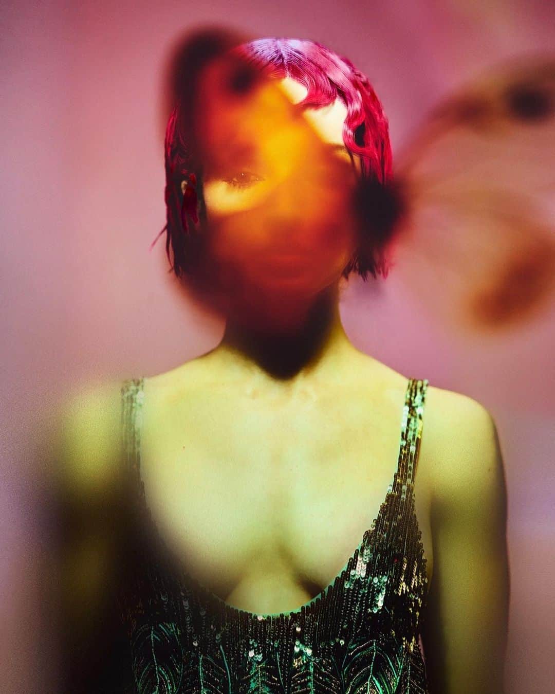 のインスタグラム：「Habitats  via @grazia 🫶🐸  CREATIVE DIRECTION: DANÉ STOJANOVIC PHOTOGRAPHY: KRISTIAN SCHULLER PHOTOGRAPHY CREATIVE DIRECTION: PEGGY SCHULLER FASHION DIRECTION: ANNA CASTAN EXECUTIVE PRODUCER: JEAN-MARC MONDELET HAIR: BEN MIGNOT MAKEUP: RUBY MAZUEL DIGITAL OPERATOR: CHEYENNE HOCH SET DESIGN: KATHLEEN ALISCH SET DESIGN ASSISTANT: KATHERINA TELOO FASHION ASSISTANT: GABRIELA CAMBERO TALENT: POPPY WORDS: LEEN AL SAADI」