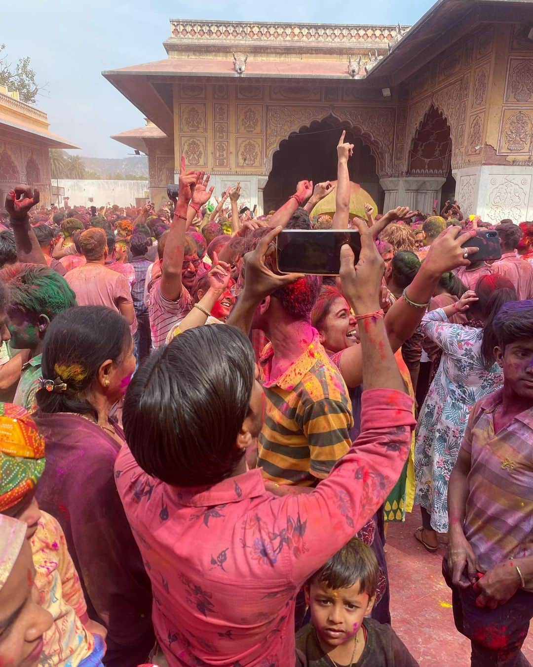 フィオナ・ドゥーリフさんのインスタグラム写真 - (フィオナ・ドゥーリフInstagram)「Holi shit」3月7日 22時48分 - fionadourif