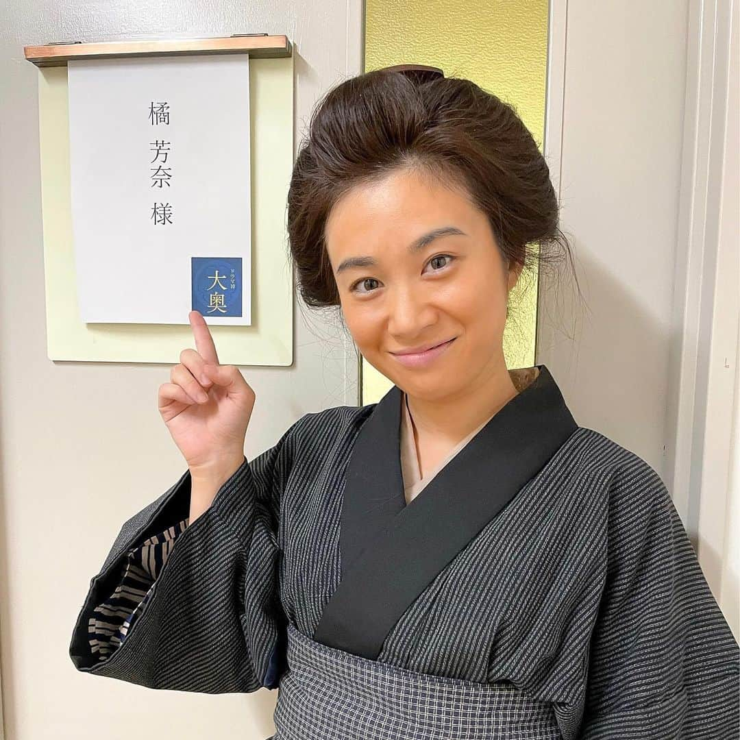 鈴木芳奈のインスタグラム：「NHK ドラマ10「大奥」第9回 赤面疱瘡の息子、一平太の母  かよ 役として出演しました☺︎  写真はクランクアップの時で 安心感からの笑顔ですが。  得体の知れない病に息子がかかるという… とんでもなく苦しかった。  次回も楽しみです☺︎ シーズン1完結🔥 再放送、NHKプラスでもぜひ📺 #NHK #ドラマ10大奥 #大奥リアタイ #橘芳奈」