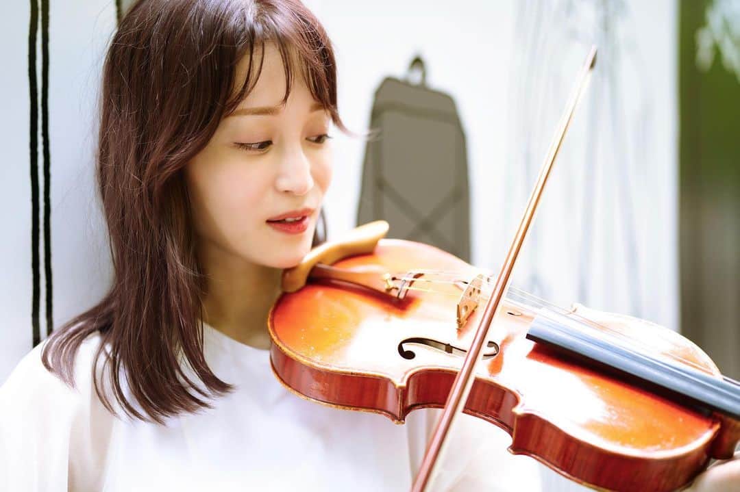 岡部磨知のインスタグラム：「春めいてきましたね🐥🐥 いかがお過ごしですか☺️？？  #violin #recording  #musician  #live #rehearsal」