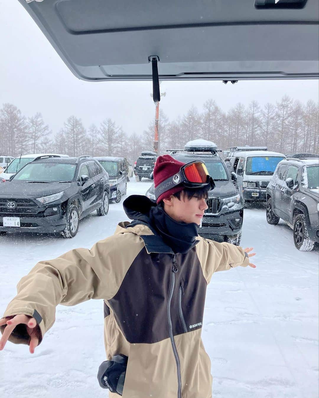 のインスタグラム：「みんなでスノーボードしてきた❕🏂  天候やばくてみんなには初めてのスノボもっと時間いっぱい楽しんで欲しかったけど自然には敵わん🥲  また、リベンジしにいきたいなあ！🔥  #超十代 #スノーボード」