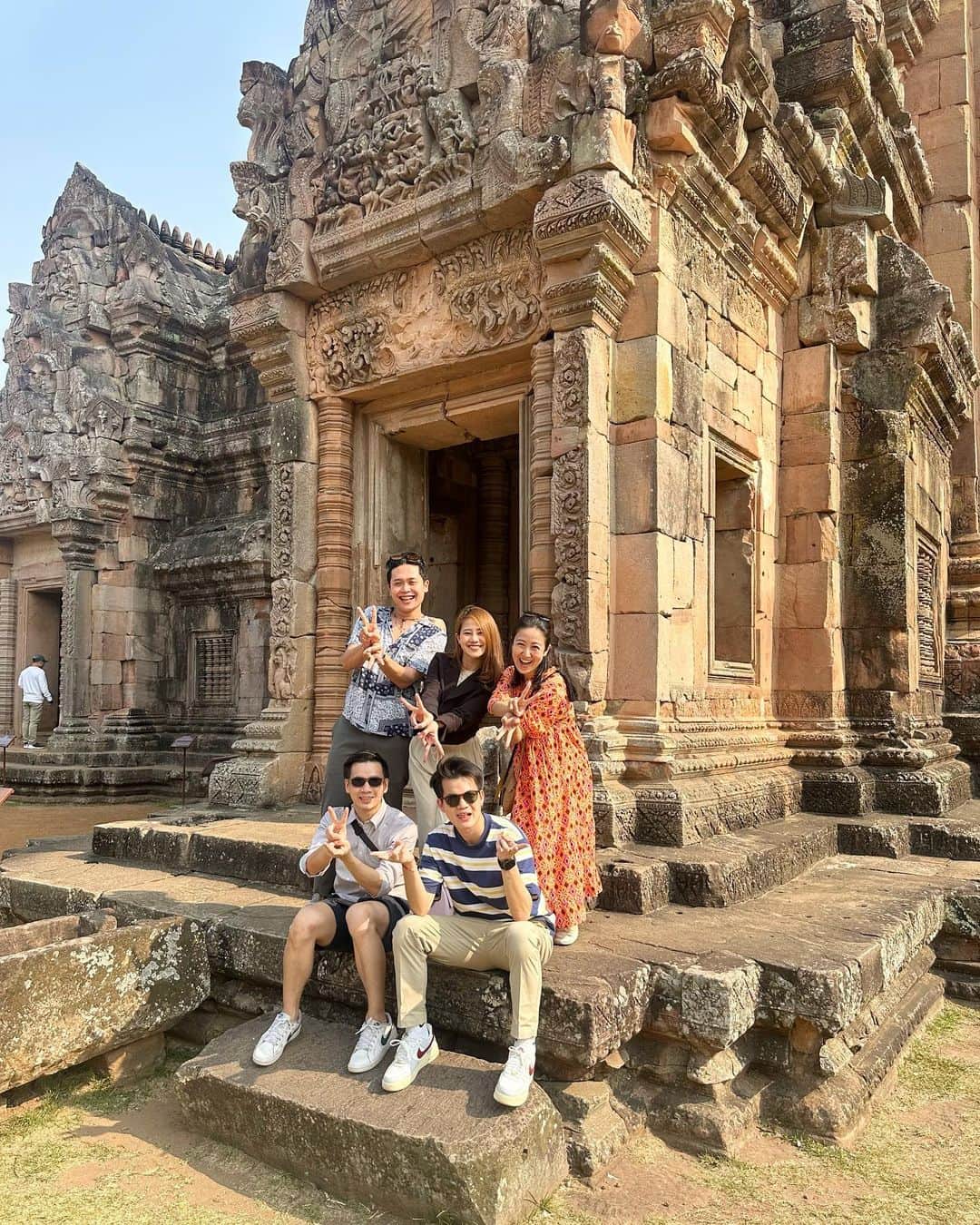 のインスタグラム：「1000年以上の歴史があるパノムルン遺跡✨前日にスタジアムで仲良くなったタイ人が観光に連れて行ってくれました🎶写真もたくさん撮ってくれた🙏 ありがとう😊  ちなみに偽物の遺跡（市内にあるモニュメント）の写真が2枚混ざってます❗️笑  #buriram  #パノムルン遺跡 #phanomrung #ブリラム #パノムルン歴史公園 #บุรีรัมย์ #ปราสาทพนมรุ้ง」