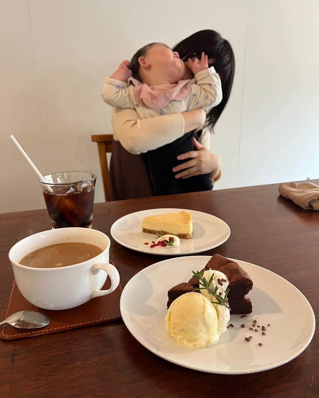 深瀬智聖のインスタグラム：「友達とまったりゴロゴロ うちでカレー🍛たべたり カフェ巡りしたり。 チーズケーキ、ケーキの土台のクッキー生地にくるみが入ってて美味しかった🥹✨ @cafe_chicca   ベイビーも沢山遊んでもらって 楽しい1日でした☺️  #カフェ  #志免町カフェ #cafe #おうちランチ  #志免町 #チーズケーキ #ガトーショコラ」