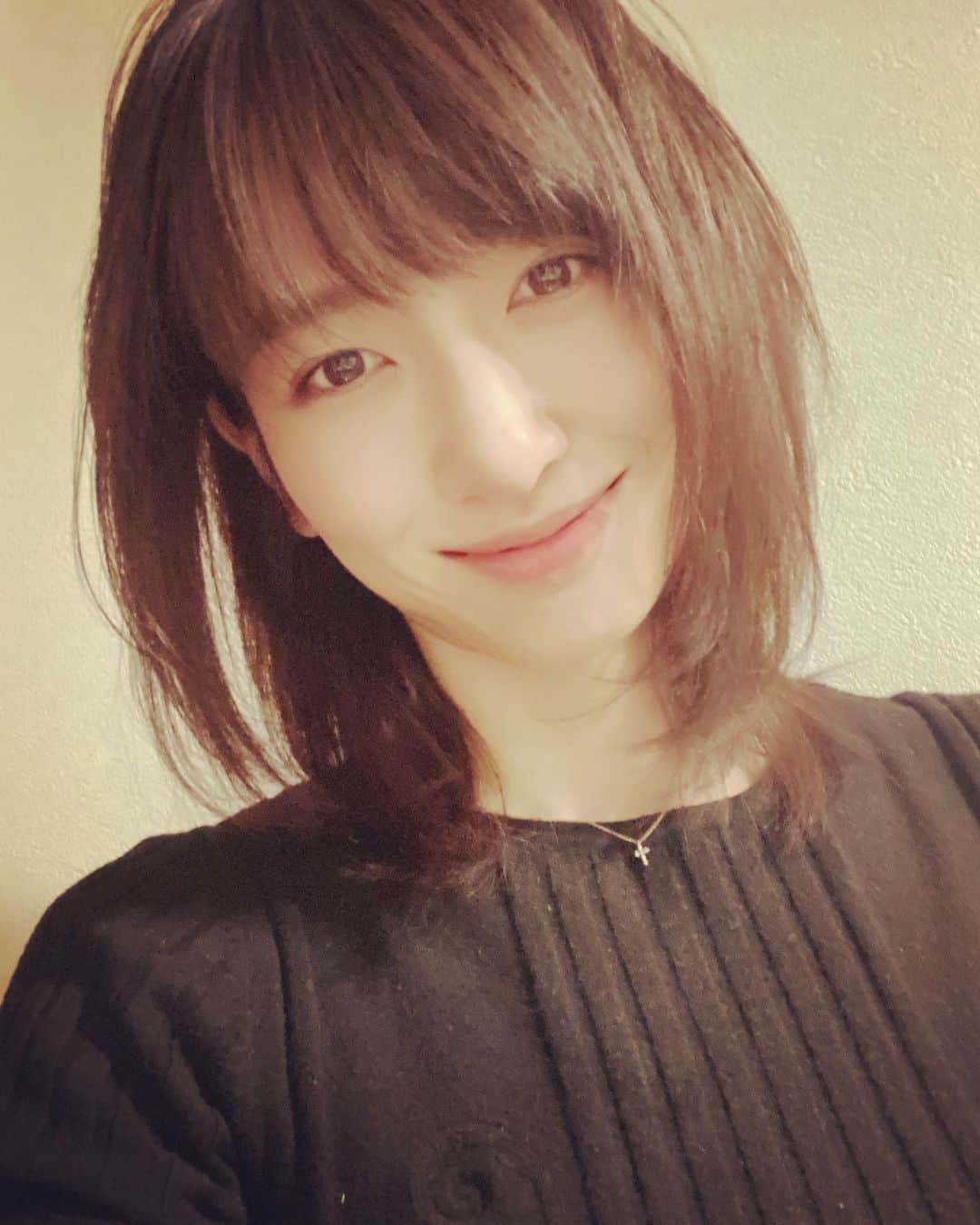 小林夏子のインスタグラム：「久しぶりのこんな長さ。 春、来てますよね。 あったかくなってきたもん。  花粉症の皆さまにおかれましては 今日もよくやった！私！僕！俺！ワシ！ と たくさん労って目を閉じてくださいませ。  私もそうします。  おやすみなさい😴  #spring #season #haircut #straighthair  #wolfcut #maintenance  #japaneseactress  #mom #selfie  #love #life #thanks」