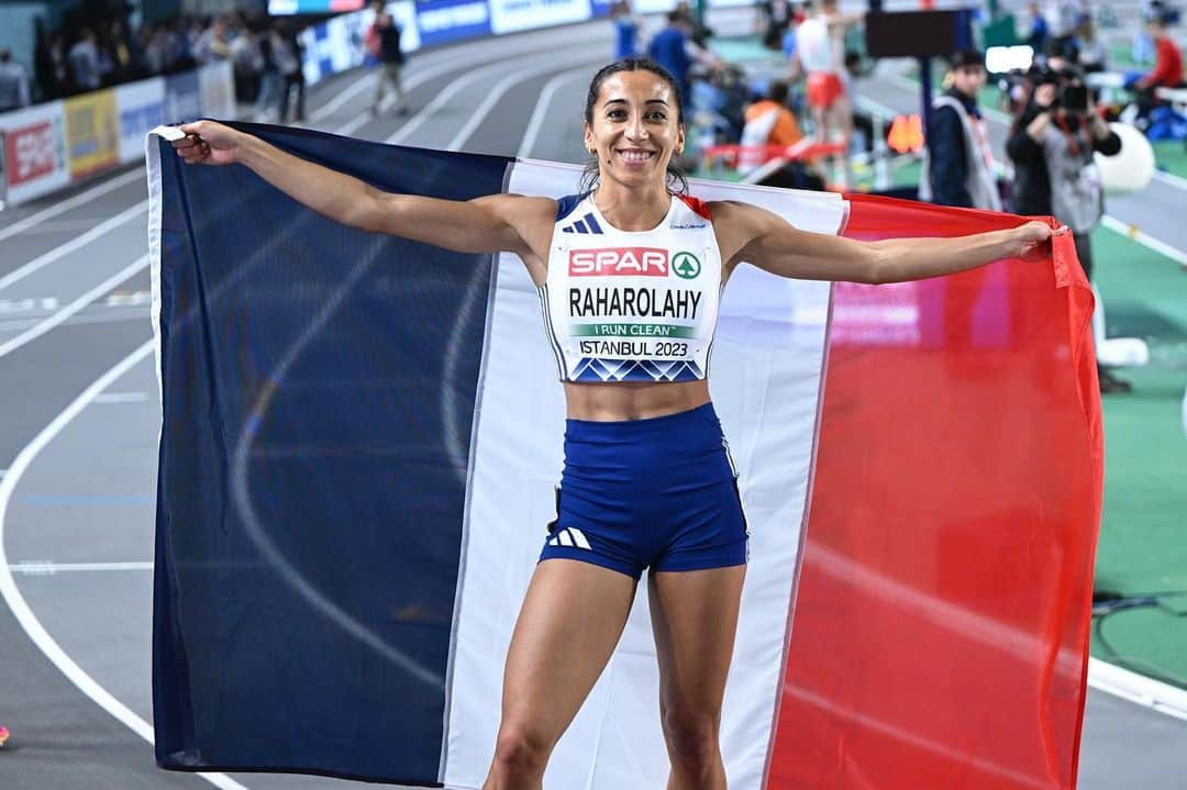 アニエス・ラーロライのインスタグラム：「Médaillée de bronze sur 800m aux Championnats d’Europe en salle, la plus belle des manières de clôturer ma saison hivernale 🔥  Il y a 10 ans j’étais sélectionnée pour la toute première fois en Equipe de France Senior en tant que remplaçante du relais 4x400m.  Il y a un peu plus d’un an, je prenais le pari de me lancer sur 800m.  Il y a environ 6 mois je participais à mon premier Championnats d’Europe Senior à l’extérieur en individuel mais je me faisais sortir en série, incapable de défendre mes chances avec un tendon d’Achille douloureux.  Aujourd’hui, vous connaissez le résultat…  Ce podium européen en individuel vient récompenser des années de travail, de patience, d’abnégation, de passion.  On se retrouve cet été pour continuer d’écrire les pages de ce nouveau chapitre.  Merci à tous pour le soutien 🫶🏽  @on_running ☁️ @nmathle  @hardis_group  @ligue_athletisme_paysdelaloire  @ffathletisme  @cooknrun.energyfood  @minoteriebourseau  @arnaudlivenais  @coachuruguen   Photo : @stephanekempinaire」