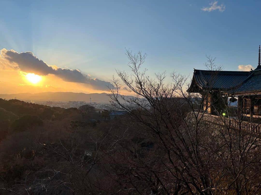 sayaのインスタグラム：「🌥️🌥️🌥️  昨年、京都に行ったときに綺麗な夕日を見ました。清水寺です。また行きたいな。  レルエのライブが決まったのと、今月末にソロの作品が出ることが決まりました🐤  saya」
