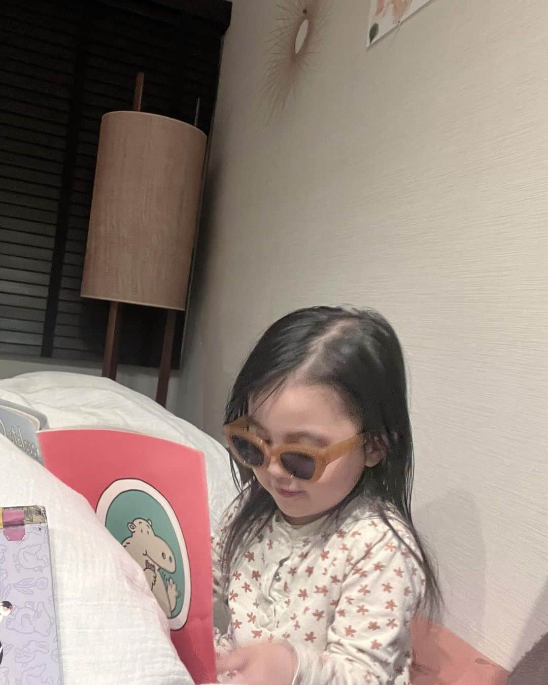 家長晶のインスタグラム：「📕🌒🕶💤🫶 unique」