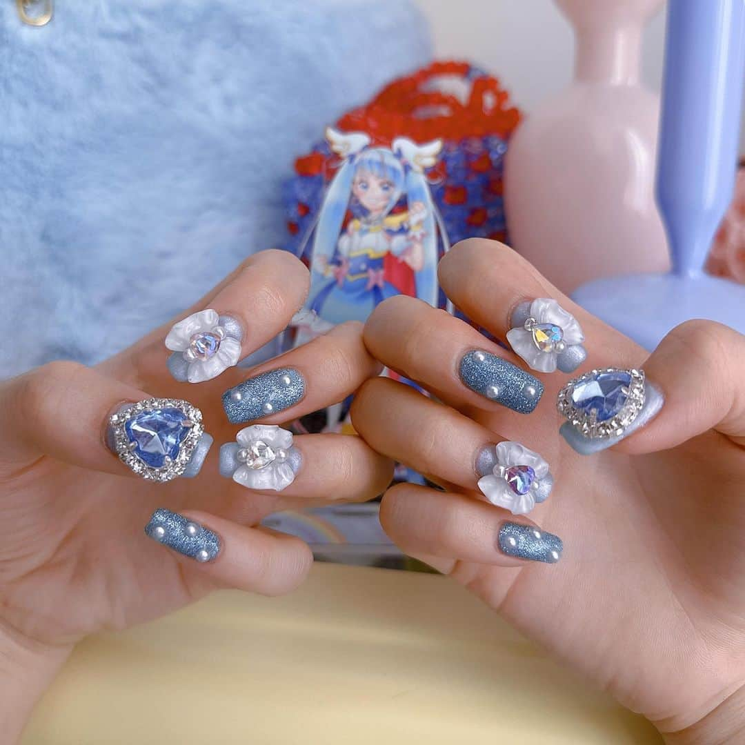 うじたまいさんのインスタグラム写真 - (うじたまいInstagram)「💎💙💎🎀💎 誕生月なので、プリキュアになりたいなネイルしました。 今のところ、ものすごく生活に支障でてます。まぁ全部いいよね、誕生月だもんね  ハートとリボンのパーツはSHEINで買ったの持込んだ🩰  #なにが大変て #髪の毛がしぬほど絡まる #newnail #うじたまネイル #プリキュアネイル」3月8日 0時03分 - ujitama0