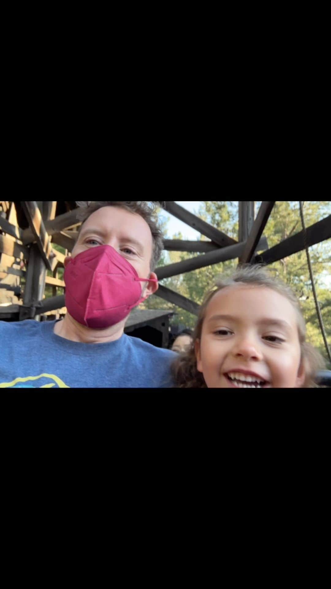 T・J・サインのインスタグラム：「My niece turns 5 on Friday, And I turn 5 today What better way  To celebrate our birthdays Then in this very way  Happy Birthday Mouse! 🥳  (Life these days is filled with rollercoaster like ups & downs…might as well try, at this point, to smile through them all 😊) 🎢」