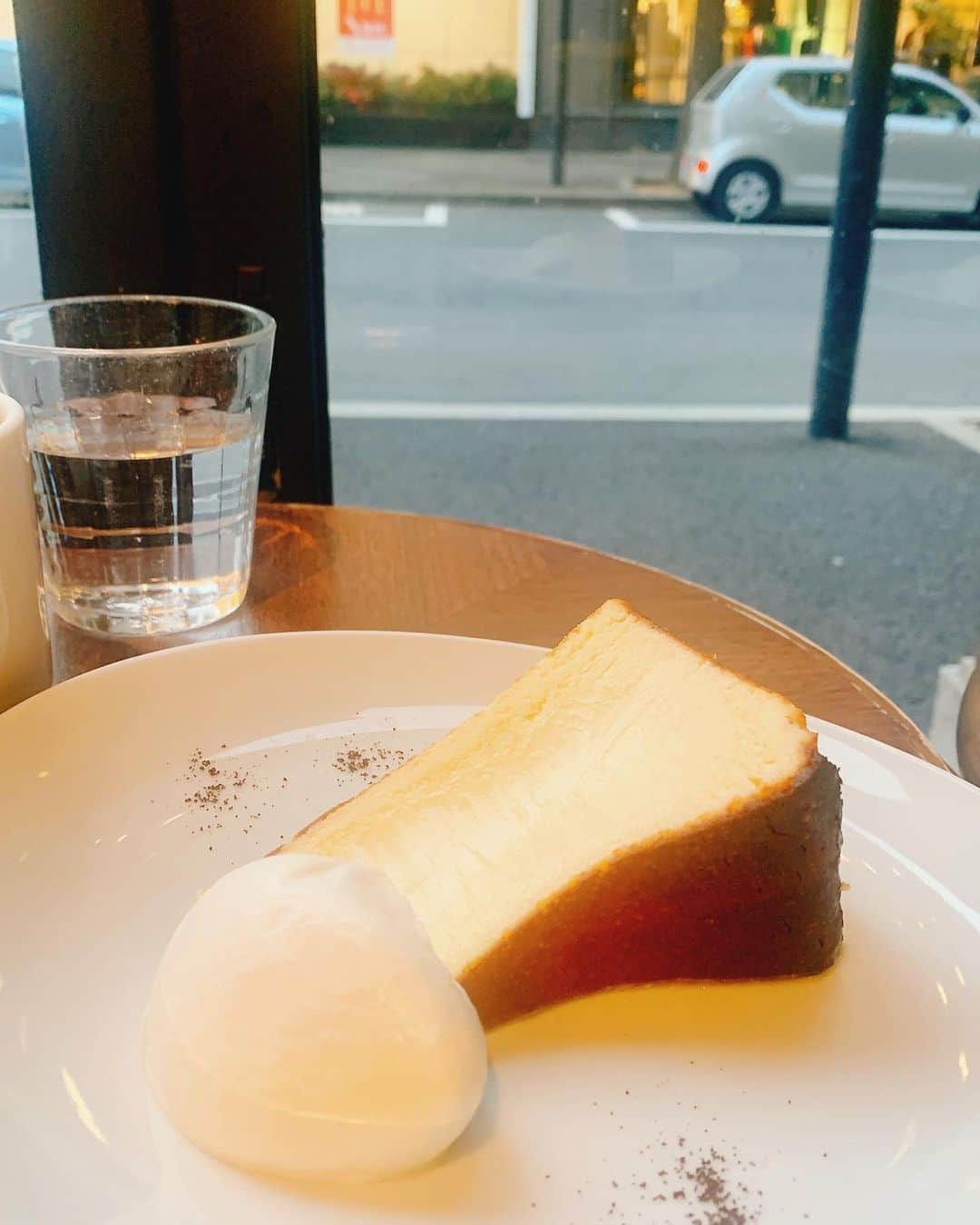 山根愛のインスタグラム：「閉店する前に駆け込んだ、 #6thbyorientalhotel のバスクチーズケーキ。  美味しすぎた…🤤♡」