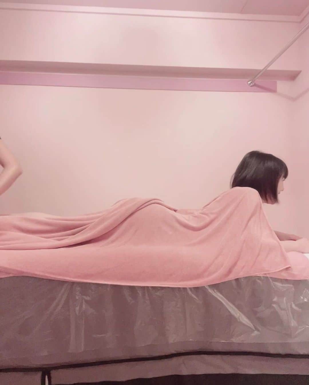 森下悠里のインスタグラム：「キッズスペースもある 子連れに優しい素敵なサロン🤍 @acorde.beauty   お花と素敵なプレゼント🎁 ありがとうございます💕  気持ちよくメリハリボディ 作ってもらったよ🤍」