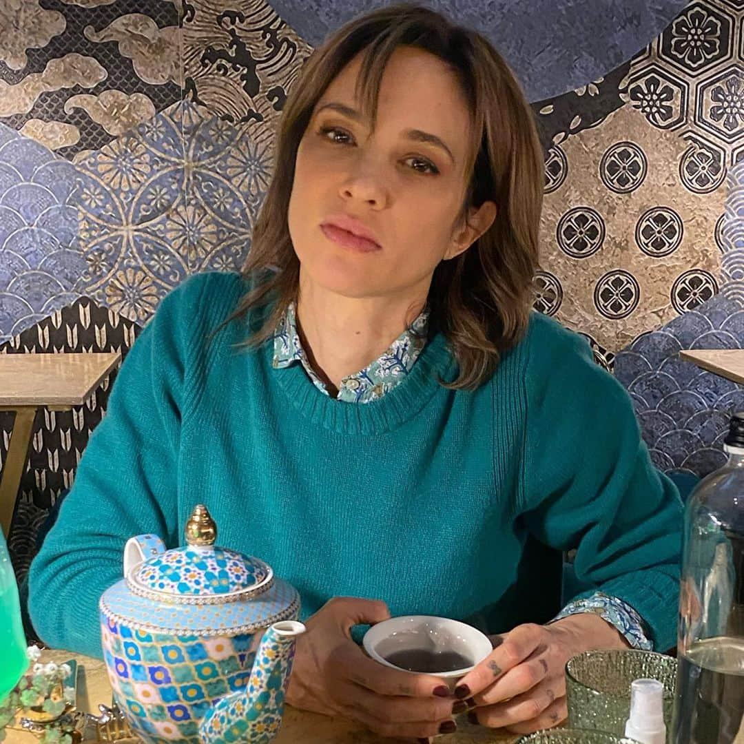 アーシア・アルジェントさんのインスタグラム写真 - (アーシア・アルジェントInstagram)「You, me, and a cup of tea ❤️」3月8日 1時20分 - asiaargento