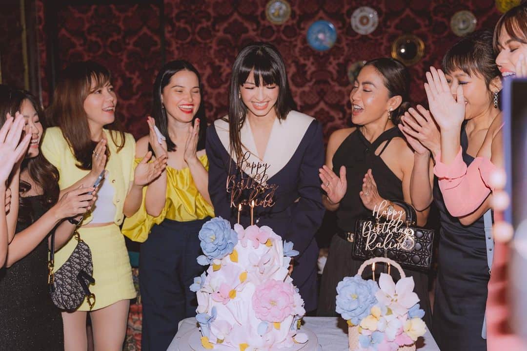 ラライン・シャーのインスタグラム：「Another year around the sun and it keeps getting better✨  Grateful for divine blessings the the biggest blessing in the form of friendships.  Not all of you were present but in my heart I felt so much love as I do everyday.   We are all accompanying each other home, glad we have each other on this journey.  #worldwithoutstrangers」