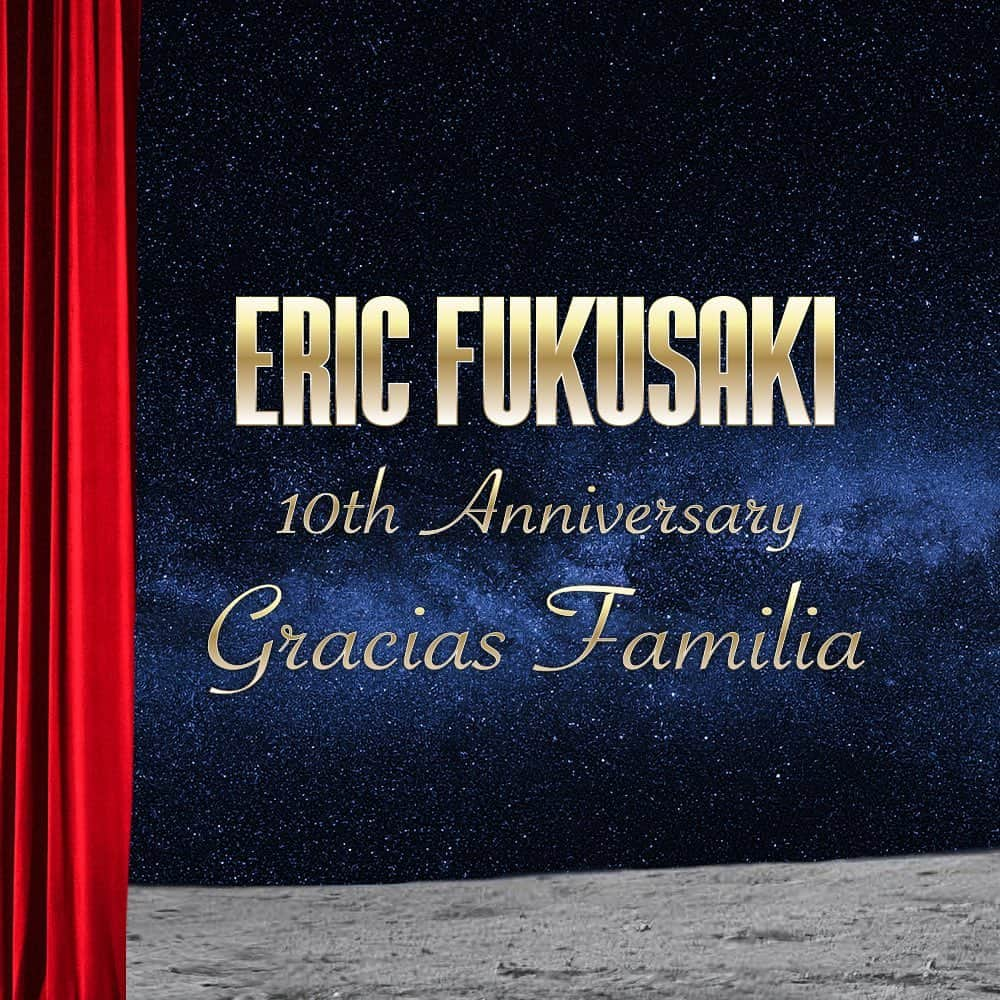 エリック･フクサキのインスタグラム：「“Quiero agradecerles a ustedes, mi familia del mundo, a todos quienes nos apoyaron en cada paso  del camino, quienes vinieron compartiendo su vida, sus emociones, lágrimas y sonrisas, sus sueños. Espero que mediante nuestra música hayan podido acercarse aún más a ese espacio tan especial, en donde los tesoros más grandes del universo reposan ansiosos de ser alcanzados, el corazón.  El lazo más grande que nace del mismo, también espera ser abrazado y abrazar, en el aire, sin importar dónde estemos.”  Esto es solo un nuevo comienzo.   Gracias Familia  Vamos Familia  Los quiere,  Eric  ——————————————————————————  Concierto 10 Aniversario “GRACIAS FAMILIA”  Lugar de evento：COTTON CLUB（Tokyo - Marunouchi）  Fecha: Viernes 14 de Abril - 19:30 (Hora Japón)  🎫 TICKET DE TRANSMISIÓN: US$22(aprox.)  ADQUIÉRELO POR “PEATIX” (LINK EN BIO):  https://ericfukusaki10thanniversary.peatix.com   Nuestro equipo @ericfukusaki_staff contestará a tus preguntas con respecto al Concierto en los comentarios 👨‍🚀  10周年記念コンサート「Gracias Familia」  会場：COTTON CLUB（東京 丸の内) @cottonclubjapan   4月14日（金）   OPEN：18:30  START：19:30  🎫 会場チケット　　　 　¥ 8,000（税込）  🎫 ライブ配信チケット 　¥ 3,000（税込）  東京都千代田区丸の内2-7-3　東京ビルTOKIA 2F  予約受付 → PEATIX  https://ericfukusaki10thanniversary.peatix.com のみ  2月24日22:00から3月31日23:55まで  @ericfukusaki @di.cosmo.ib @ericfukusaki_staff #10周年 #10anniversary #graciasfamilia #コンサート #concierto #concert #live #vamosfamilia  En los comentarios reemplaza la bandera blanca por la bandera de tu país 「🏳🌈🇯🇵」para crear más lazos entre Latinoamérica y Japón 🙋‍♂️  ——————————————————————————  コメント欄で「🇯🇵🌈🌎」を書いて 架け橋をかけてみましょう🙋‍♂️  ——————————————————————————  Vamos a Jugar:  🎩 → Encuéntrame y re-postéalo en tus Stories. 🙋‍♂️ Te regalaré un ❤️  🎩 → 探しましょう！ もし見つけたら、ストリーにシェアして下さい。 ❤️を贈ります🙋‍♂️  Good Luck 🍀」