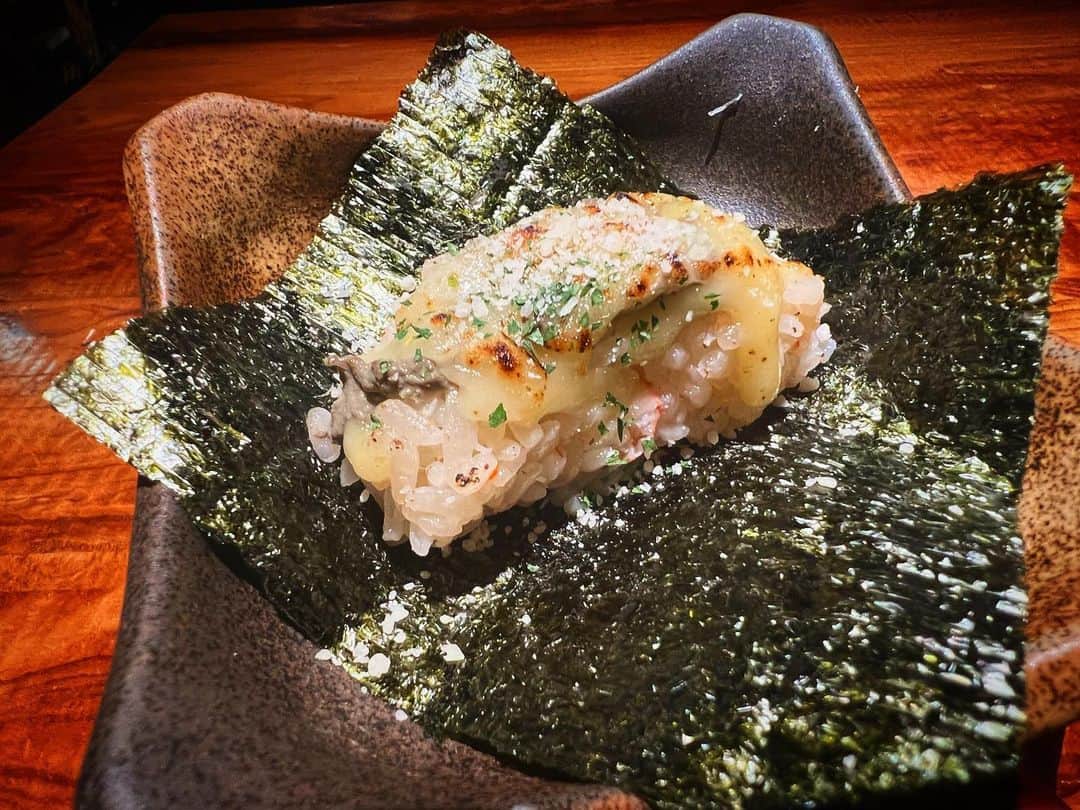 おっきゃがりのインスタグラム：「おっきゃがりです。 本日紹介する商品はこちら💁‍♀️ 【かに味噌リゾット寿司ドッグ】です😘 シャリにカニ身を混ぜ合わせる事で風味が口いっぱいに広がります😆カニ味噌とチーズで濃厚な味を 焼き海苔と一緒に挟んでお食べ下さい😁  ーーーーー海鮮と寿司ーーーーー   季楽酒場おっきゃがり  　　　　　-営業時間-  　　平日17 :00〜25:00(Lo24:00)  土日祝17:00〜25:00(Lo24:00)  　　　　　-電話番号-  　　　　06-6454-3511  　　　　　　-住所- 　　大阪市福島区福島７丁目 　　　　　２-５ふくまる通り57    －－－－－－姉妹店－－－－－－ 　　うたげどころ　うぉっしゅ  　　　　　-住所- 　　北区曽根崎新地２丁目 　　　３-１３若杉大阪駅前ビル Ｂ1Ｆ  #オーゼットカンパニー #居酒屋 #寿司酒場 #日本酒 #魚 #海鮮 #アテ寿司 #寿司 #おっきゃがり #アルバイト募集 #ふくまる通りグルメ #魚しか勝たん #寿司しか勝たん #ぐるめすきな人と繋がりたい #酒すきな人と繋がりたい #さけすたぐらむ #大阪 #福島区 #福島区グルメ #うたげどころうぉっしゅ #好きな人がいること #うますぎ」