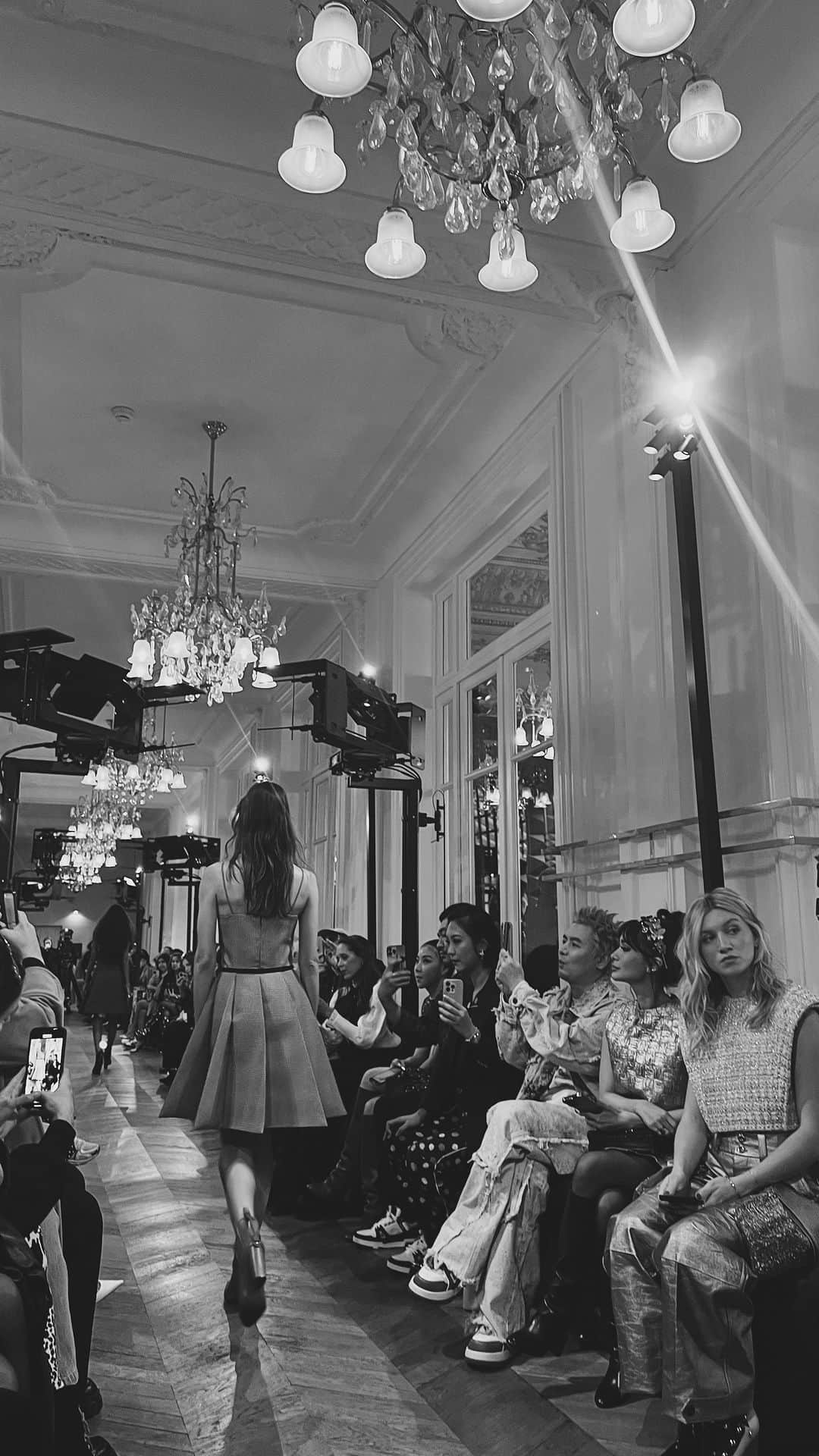 ローラのインスタグラム：「Louis Vuitton Women’s Fall-Winter 2023 Collection at the Musée d’Orsay in Paris🖤@louisvuitton Thank you for having me at your wonderful show✨  Louis Vuitton秋冬のショーのご招待でパリのオルセー美術館に訪れたよ⚜️デザイナーのニコラ・ジェスキエールさんは、今回はフレンチスタイルにフォーカスしたデザインを披露してくれたよ。会場でかかる音と光にもこだわってフランスを代表するフィリップ・パレノさんとサウンドデザイナーのニコラス・ベッカーさんとコラボした音楽は、モデルさん達の心臓の鼓動の音や、ヒールで歩く音、街を走る車の音、、鳥の鳴き声など、、会場のなかで小さく美しく響き渡ってすごく感動をしたよ（ ; ; ） 美しい時間をありがとう。  @louisvuitton  @nicolasghesquiere  #LouisVuitton #LVFW23」