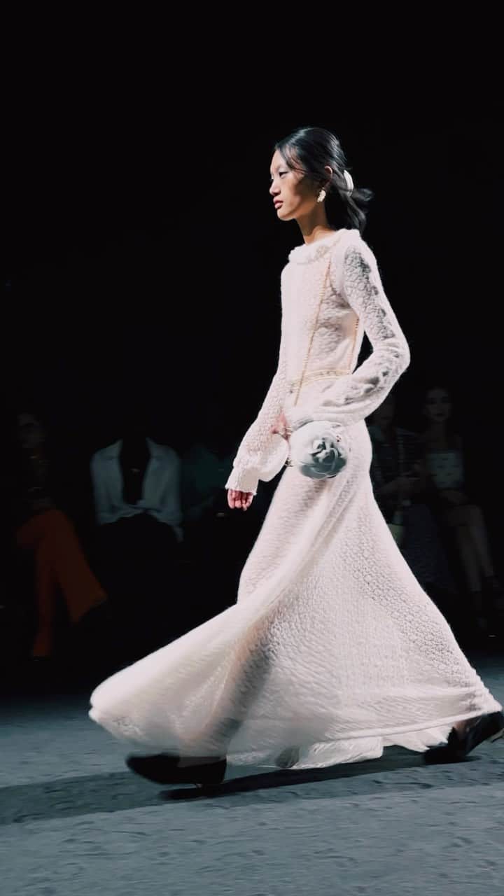 カロリーヌ・ド・メグレのインスタグラム：「That cachemire dress 💘 #ChanelFallWinter」