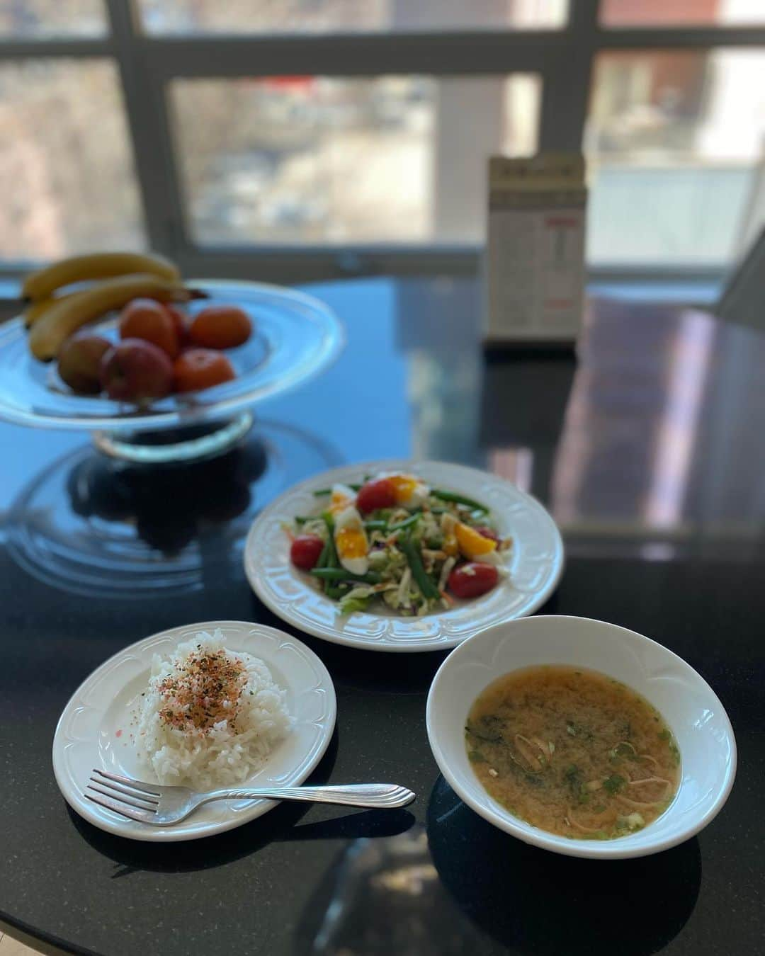 南果歩さんのインスタグラム写真 - (南果歩Instagram)「Day 5🇨🇦 Japasese cast gave some rice & miso soup❤️ I made a salad😊 Brunch in my room🌈 It is getting my space😊😊😊  #life #work #stay #kahominami #japaneseactor」3月8日 1時53分 - kaho_minami