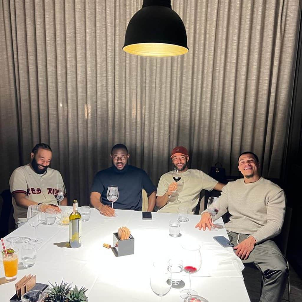 ネイサン・レドモンドさんのインスタグラム写真 - (ネイサン・レドモンドInstagram)「B had the bro’s fly out to Istanbul for birthday celebration number 29! The vibes were up ♾️❤️🍷」3月8日 1時45分 - nathanredmond